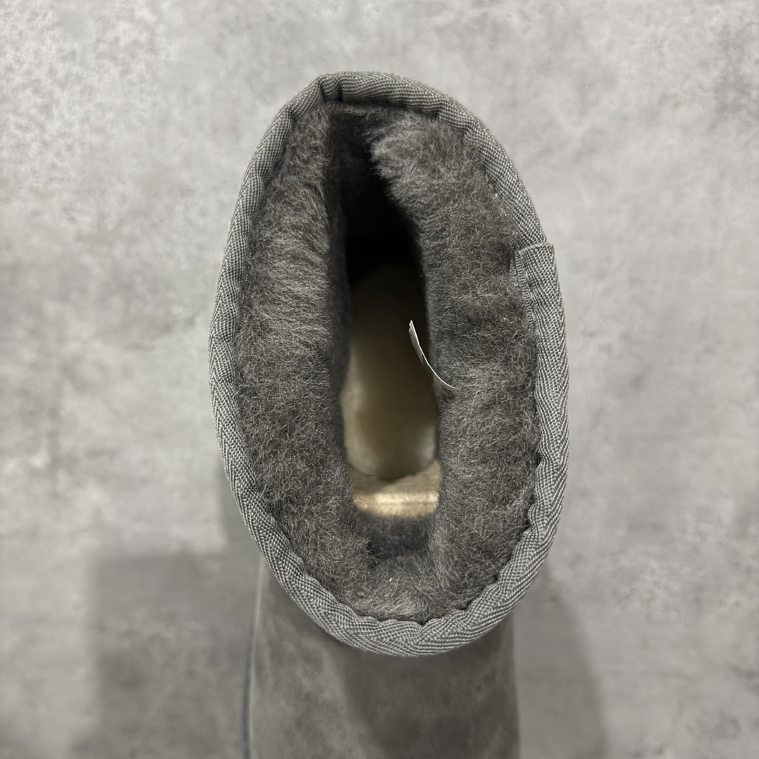 图片[8]-【顶级Y版】UGG 2072经典秋冬羊皮毛一体雪地靴 短筒男鞋 桑坡大厂直供 拒绝高利润 区别杀猪版本 隆丰A级澳洲进口羊皮毛一体 完全遵循ZP工艺流程 代工厂原厂版师 秉承无原鞋不开发选择 注重每一处细节 市面最正版型 TREADLITE\”轻翼\”科技外底 轻便/耐用/柔韧/桩型 翻毛皮鞋面 细腻亲肤再生聚酯纤维滚边 舒适易打理 保暖性佳 UGG plush™ 里衬和内底 茸软亲肤 舒适暖足 经典鞋型搭配轻盈厚底 稳稳拿捏秋冬出街时髦造型 Treadlite by UGG 轻翼大底 轻盈缓震 为双足减负 舒适轻便 助你轻松畅玩整天 尺码：40 41 42 434 44 45-选品中心
