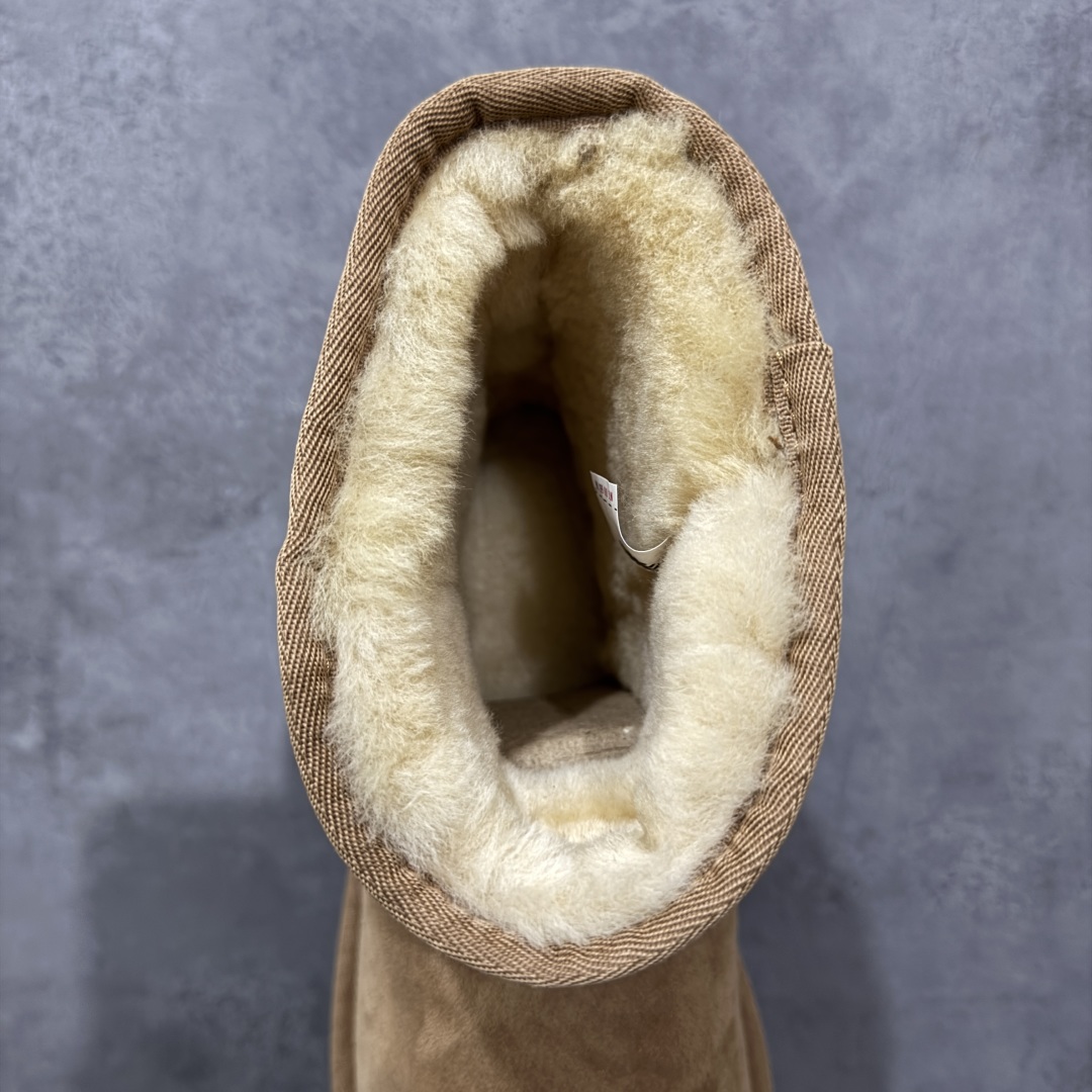 图片[8]-【顶级Y版】UGG 2072经典秋冬羊皮毛一体雪地靴 短筒男鞋 桑坡大厂直供 拒绝高利润 区别杀猪版本 隆丰A级澳洲进口羊皮毛一体 完全遵循ZP工艺流程 代工厂原厂版师 秉承无原鞋不开发选择 注重每一处细节 市面最正版型 TREADLITE\”轻翼\”科技外底 轻便/耐用/柔韧/桩型 翻毛皮鞋面 细腻亲肤再生聚酯纤维滚边 舒适易打理 保暖性佳 UGG plush™ 里衬和内底 茸软亲肤 舒适暖足 经典鞋型搭配轻盈厚底 稳稳拿捏秋冬出街时髦造型 Treadlite by UGG 轻翼大底 轻盈缓震 为双足减负 舒适轻便 助你轻松畅玩整天 尺码：40 41 42 434 44 45-选品中心