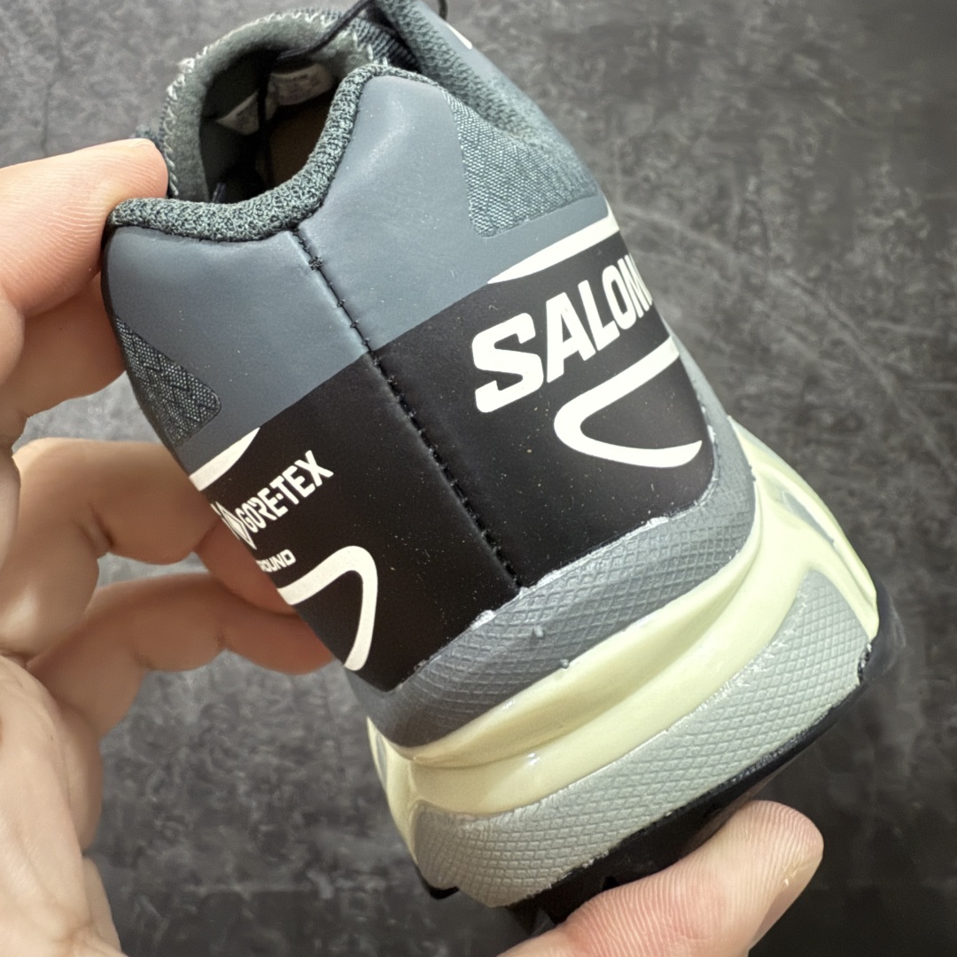 图片[2]-【绿X版】 Salomon XT-6 Gore-Tex GTX防水款 萨洛蒙复古潮流户外机能登山跑鞋 灰银 元祖灰 475813 纯原外贸平台特供订单 耗时半年巨作 全套原纸板楦头开发 原厂特供网布配套加持 确保原汁原味 完美呈现版型 原档数据独家私模五层组合大底 男女鞋同步官方开发至46.5 原装Ortholite轻量化鞋垫 中底布带钢印编号 原厂TPU锁扣 进口港宝加持 后跟自然饱满 还原公司包裹性 鞋面以“锯齿”状的包裹系统呈现 在基色底之下加入了各种色点缀 将公司的最新技术和时尚前卫的造型融入耐用的长跑款式中 鞋面由 TPU 薄膜制成 并焊接在高耐磨网眼上 使其既时尚又坚固 由 ACS底盘支撑 可增强稳定性和支撑力 以及由橡胶凸耳 Contragrip外底覆盖的 EVA 缓冲中底 旨在应对崎岖的地形 鞋舌上的彩色Salomon 标签、Quicklace 系统以及鞋头、鞋舌和鞋跟上的附加品牌使细节更加完美 让穿着者可以轻松驾驭户外与通勤下的任何运动生活场景 无缝鞋身户外随意纵横 颜值与脚感兼备 出街通勤 绝对非常吸睛 你值得拥有 尺码：36 36.5 37.5 38 38.5 39 40 40.5 41 42 42.5 43 44 44.5 45 46 46.5-选品中心