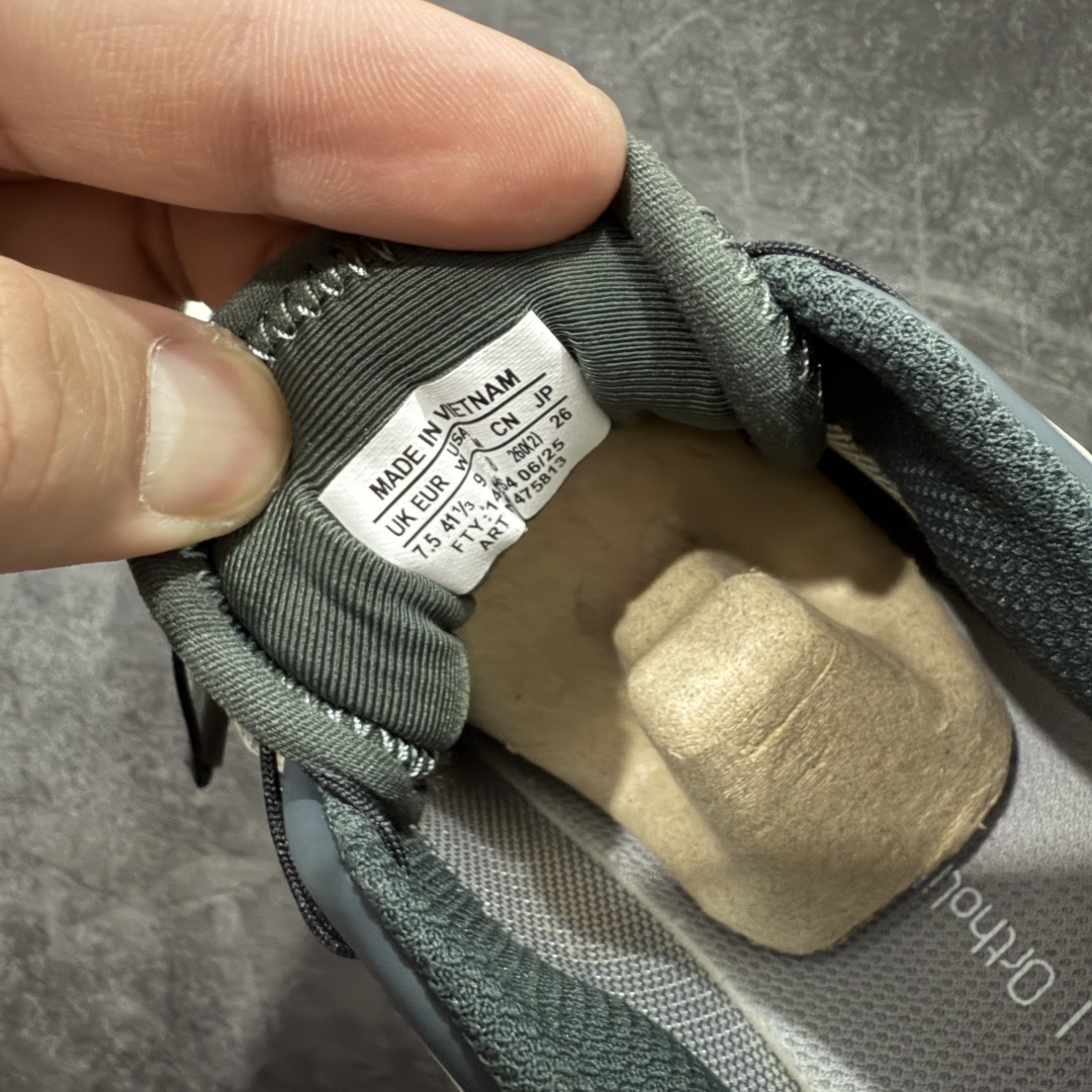 图片[7]-【绿X版】 Salomon XT-6 Gore-Tex GTX防水款 萨洛蒙复古潮流户外机能登山跑鞋 灰银 元祖灰 475813 纯原外贸平台特供订单 耗时半年巨作 全套原纸板楦头开发 原厂特供网布配套加持 确保原汁原味 完美呈现版型 原档数据独家私模五层组合大底 男女鞋同步官方开发至46.5 原装Ortholite轻量化鞋垫 中底布带钢印编号 原厂TPU锁扣 进口港宝加持 后跟自然饱满 还原公司包裹性 鞋面以“锯齿”状的包裹系统呈现 在基色底之下加入了各种色点缀 将公司的最新技术和时尚前卫的造型融入耐用的长跑款式中 鞋面由 TPU 薄膜制成 并焊接在高耐磨网眼上 使其既时尚又坚固 由 ACS底盘支撑 可增强稳定性和支撑力 以及由橡胶凸耳 Contragrip外底覆盖的 EVA 缓冲中底 旨在应对崎岖的地形 鞋舌上的彩色Salomon 标签、Quicklace 系统以及鞋头、鞋舌和鞋跟上的附加品牌使细节更加完美 让穿着者可以轻松驾驭户外与通勤下的任何运动生活场景 无缝鞋身户外随意纵横 颜值与脚感兼备 出街通勤 绝对非常吸睛 你值得拥有 尺码：36 36.5 37.5 38 38.5 39 40 40.5 41 42 42.5 43 44 44.5 45 46 46.5-选品中心