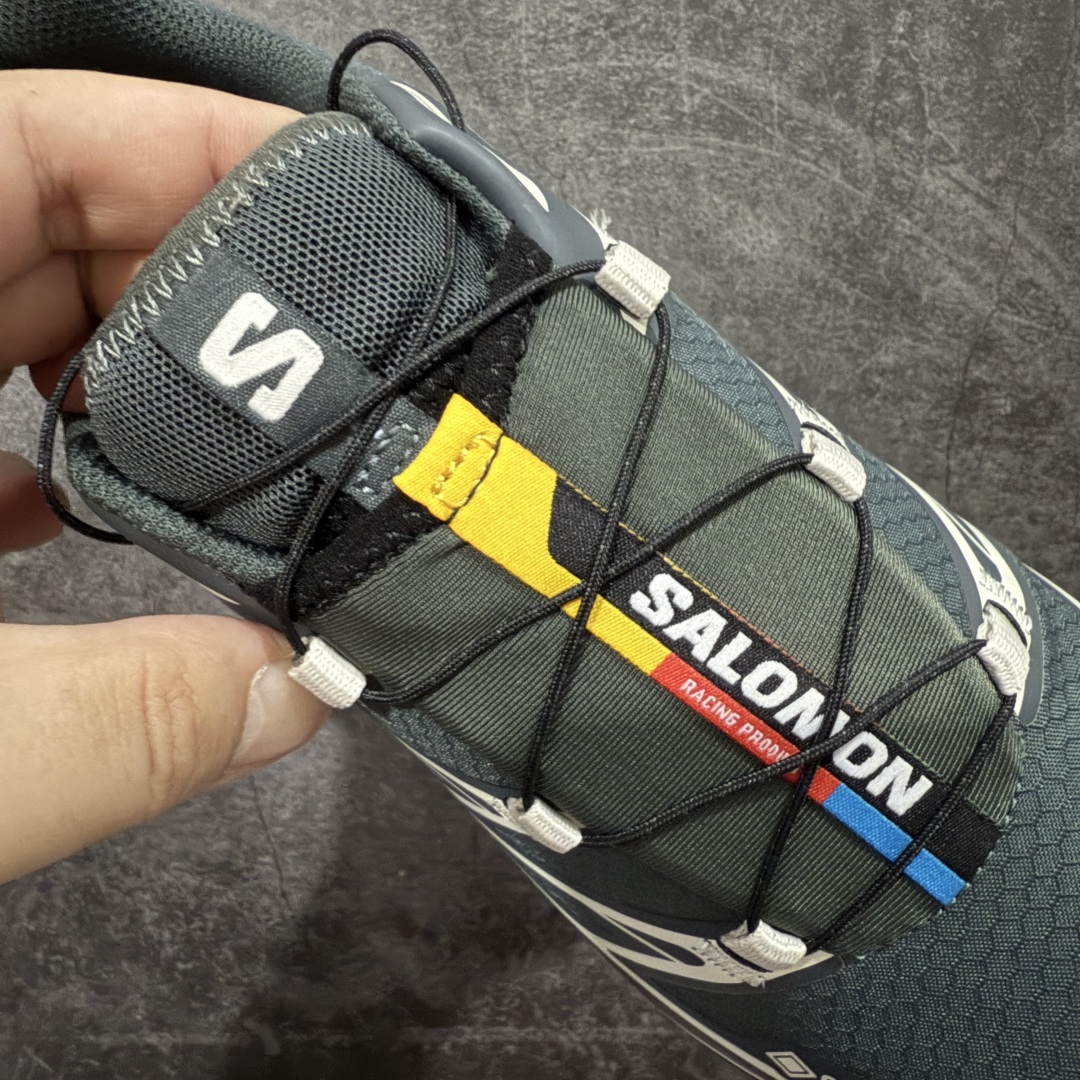 图片[6]-【绿X版】 Salomon XT-6 Gore-Tex GTX防水款 萨洛蒙复古潮流户外机能登山跑鞋 灰银 元祖灰 475813 纯原外贸平台特供订单 耗时半年巨作 全套原纸板楦头开发 原厂特供网布配套加持 确保原汁原味 完美呈现版型 原档数据独家私模五层组合大底 男女鞋同步官方开发至46.5 原装Ortholite轻量化鞋垫 中底布带钢印编号 原厂TPU锁扣 进口港宝加持 后跟自然饱满 还原公司包裹性 鞋面以“锯齿”状的包裹系统呈现 在基色底之下加入了各种色点缀 将公司的最新技术和时尚前卫的造型融入耐用的长跑款式中 鞋面由 TPU 薄膜制成 并焊接在高耐磨网眼上 使其既时尚又坚固 由 ACS底盘支撑 可增强稳定性和支撑力 以及由橡胶凸耳 Contragrip外底覆盖的 EVA 缓冲中底 旨在应对崎岖的地形 鞋舌上的彩色Salomon 标签、Quicklace 系统以及鞋头、鞋舌和鞋跟上的附加品牌使细节更加完美 让穿着者可以轻松驾驭户外与通勤下的任何运动生活场景 无缝鞋身户外随意纵横 颜值与脚感兼备 出街通勤 绝对非常吸睛 你值得拥有 尺码：36 36.5 37.5 38 38.5 39 40 40.5 41 42 42.5 43 44 44.5 45 46 46.5-选品中心