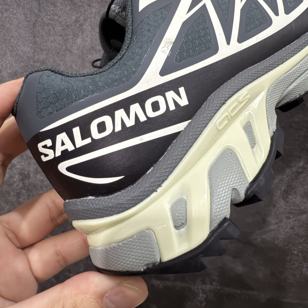 图片[3]-【绿X版】 Salomon XT-6 Gore-Tex GTX防水款 萨洛蒙复古潮流户外机能登山跑鞋 灰银 元祖灰 475813 纯原外贸平台特供订单 耗时半年巨作 全套原纸板楦头开发 原厂特供网布配套加持 确保原汁原味 完美呈现版型 原档数据独家私模五层组合大底 男女鞋同步官方开发至46.5 原装Ortholite轻量化鞋垫 中底布带钢印编号 原厂TPU锁扣 进口港宝加持 后跟自然饱满 还原公司包裹性 鞋面以“锯齿”状的包裹系统呈现 在基色底之下加入了各种色点缀 将公司的最新技术和时尚前卫的造型融入耐用的长跑款式中 鞋面由 TPU 薄膜制成 并焊接在高耐磨网眼上 使其既时尚又坚固 由 ACS底盘支撑 可增强稳定性和支撑力 以及由橡胶凸耳 Contragrip外底覆盖的 EVA 缓冲中底 旨在应对崎岖的地形 鞋舌上的彩色Salomon 标签、Quicklace 系统以及鞋头、鞋舌和鞋跟上的附加品牌使细节更加完美 让穿着者可以轻松驾驭户外与通勤下的任何运动生活场景 无缝鞋身户外随意纵横 颜值与脚感兼备 出街通勤 绝对非常吸睛 你值得拥有 尺码：36 36.5 37.5 38 38.5 39 40 40.5 41 42 42.5 43 44 44.5 45 46 46.5-选品中心