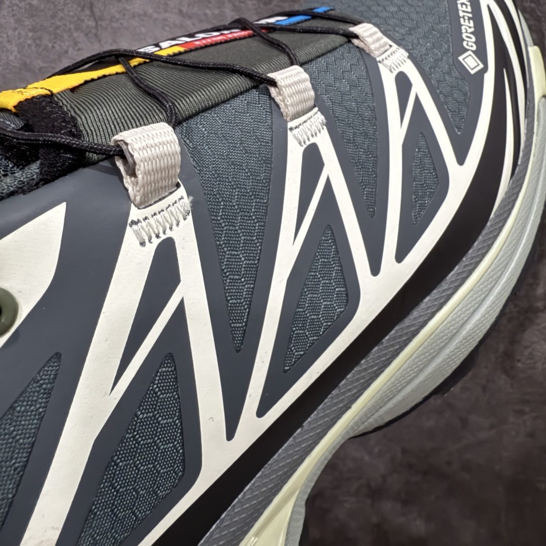图片[4]-【绿X版】 Salomon XT-6 Gore-Tex GTX防水款 萨洛蒙复古潮流户外机能登山跑鞋 灰银 元祖灰 475813 纯原外贸平台特供订单 耗时半年巨作 全套原纸板楦头开发 原厂特供网布配套加持 确保原汁原味 完美呈现版型 原档数据独家私模五层组合大底 男女鞋同步官方开发至46.5 原装Ortholite轻量化鞋垫 中底布带钢印编号 原厂TPU锁扣 进口港宝加持 后跟自然饱满 还原公司包裹性 鞋面以“锯齿”状的包裹系统呈现 在基色底之下加入了各种色点缀 将公司的最新技术和时尚前卫的造型融入耐用的长跑款式中 鞋面由 TPU 薄膜制成 并焊接在高耐磨网眼上 使其既时尚又坚固 由 ACS底盘支撑 可增强稳定性和支撑力 以及由橡胶凸耳 Contragrip外底覆盖的 EVA 缓冲中底 旨在应对崎岖的地形 鞋舌上的彩色Salomon 标签、Quicklace 系统以及鞋头、鞋舌和鞋跟上的附加品牌使细节更加完美 让穿着者可以轻松驾驭户外与通勤下的任何运动生活场景 无缝鞋身户外随意纵横 颜值与脚感兼备 出街通勤 绝对非常吸睛 你值得拥有 尺码：36 36.5 37.5 38 38.5 39 40 40.5 41 42 42.5 43 44 44.5 45 46 46.5-选品中心