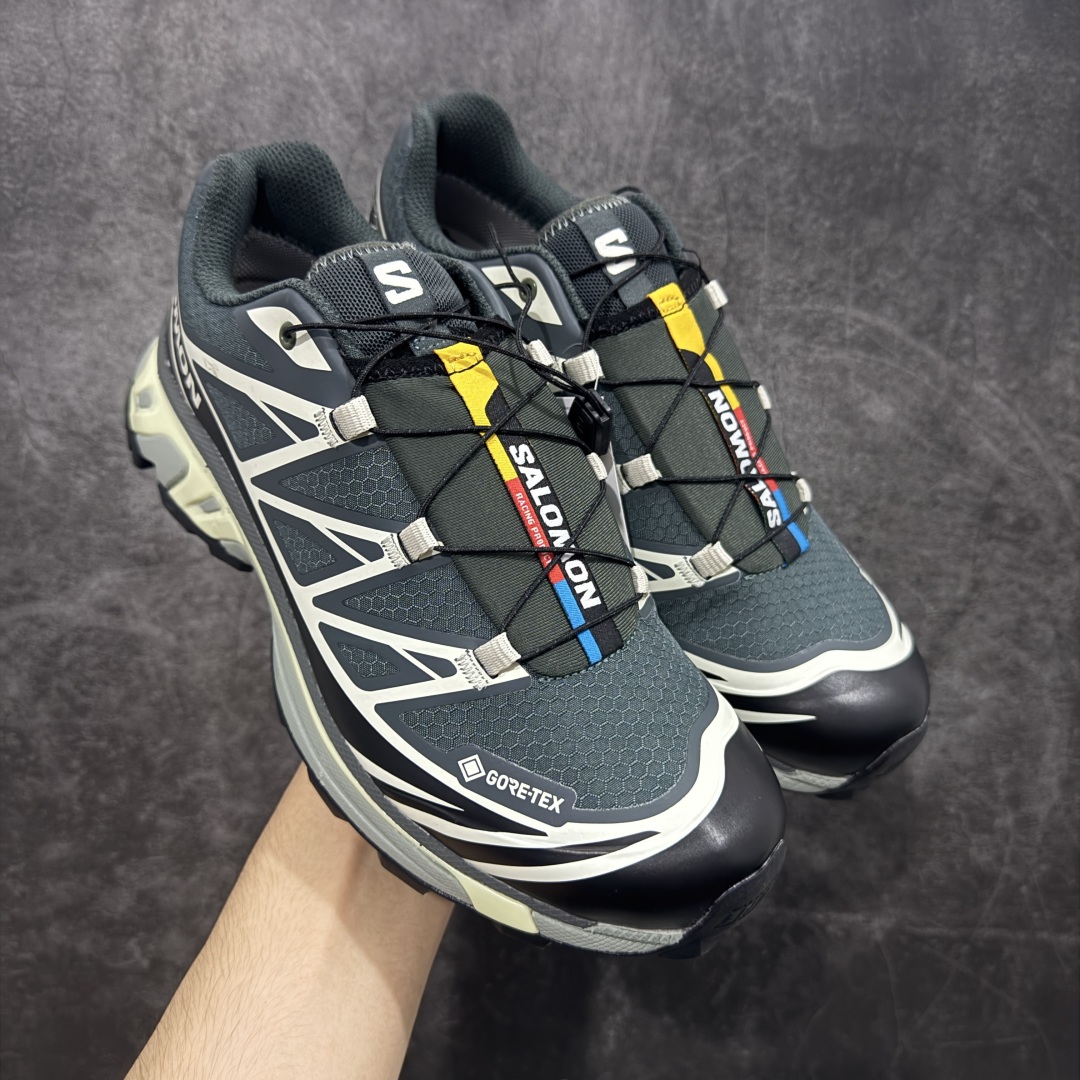 【绿X版】 Salomon XT-6 Gore-Tex GTX防水款 萨洛蒙复古潮流户外机能登山跑鞋 灰银 元祖灰 475813 纯原外贸平台特供订单 耗时半年巨作 全套原纸板楦头开发 原厂特供网布配套加持 确保原汁原味 完美呈现版型 原档数据独家私模五层组合大底 男女鞋同步官方开发至46.5 原装Ortholite轻量化鞋垫 中底布带钢印编号 原厂TPU锁扣 进口港宝加持 后跟自然饱满 还原公司包裹性 鞋面以“锯齿”状的包裹系统呈现 在基色底之下加入了各种色点缀 将公司的最新技术和时尚前卫的造型融入耐用的长跑款式中 鞋面由 TPU 薄膜制成 并焊接在高耐磨网眼上 使其既时尚又坚固 由 ACS底盘支撑 可增强稳定性和支撑力 以及由橡胶凸耳 Contragrip外底覆盖的 EVA 缓冲中底 旨在应对崎岖的地形 鞋舌上的彩色Salomon 标签、Quicklace 系统以及鞋头、鞋舌和鞋跟上的附加品牌使细节更加完美 让穿着者可以轻松驾驭户外与通勤下的任何运动生活场景 无缝鞋身户外随意纵横 颜值与脚感兼备 出街通勤 绝对非常吸睛 你值得拥有 尺码:36 36.5 37.5 38 38.5 39 40 40.5 41 42 42.5 43 44 44.5 45 46 46.5-选品中心