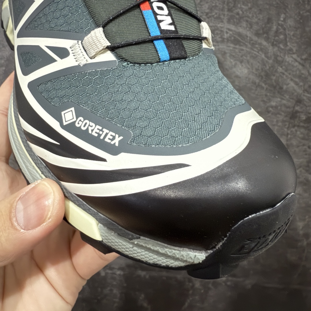 图片[5]-【绿X版】 Salomon XT-6 Gore-Tex GTX防水款 萨洛蒙复古潮流户外机能登山跑鞋 灰银 元祖灰 475813 纯原外贸平台特供订单 耗时半年巨作 全套原纸板楦头开发 原厂特供网布配套加持 确保原汁原味 完美呈现版型 原档数据独家私模五层组合大底 男女鞋同步官方开发至46.5 原装Ortholite轻量化鞋垫 中底布带钢印编号 原厂TPU锁扣 进口港宝加持 后跟自然饱满 还原公司包裹性 鞋面以“锯齿”状的包裹系统呈现 在基色底之下加入了各种色点缀 将公司的最新技术和时尚前卫的造型融入耐用的长跑款式中 鞋面由 TPU 薄膜制成 并焊接在高耐磨网眼上 使其既时尚又坚固 由 ACS底盘支撑 可增强稳定性和支撑力 以及由橡胶凸耳 Contragrip外底覆盖的 EVA 缓冲中底 旨在应对崎岖的地形 鞋舌上的彩色Salomon 标签、Quicklace 系统以及鞋头、鞋舌和鞋跟上的附加品牌使细节更加完美 让穿着者可以轻松驾驭户外与通勤下的任何运动生活场景 无缝鞋身户外随意纵横 颜值与脚感兼备 出街通勤 绝对非常吸睛 你值得拥有 尺码：36 36.5 37.5 38 38.5 39 40 40.5 41 42 42.5 43 44 44.5 45 46 46.5-选品中心