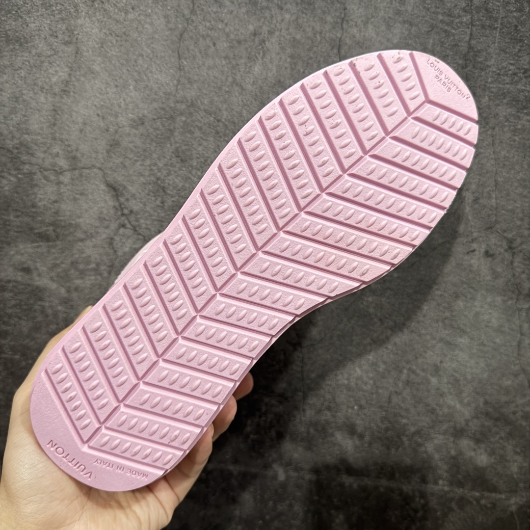 图片[9]-【外贸专供版】Nigo x Louis Vuitton LV联名款 阿甘 低帮运动休闲鞋 大厂出品 品质板正 此次系列包括从简约风格的运动鞋到引人注目的跑鞋 LV 以其标志性的厚底和现代美学脱颖而出 而其他款式则采用了奢华的麂皮 皮革和帆布等材质 一些运动鞋设计富有未来感 强调功能性与舒适性 并向运动风格的奢华鞋履迈进 每个细节都按原版1：1开发 面料 头层皮 内里 进口透气网里 鞋底原版开模防滑TPU材质 底厚3CM 尺码：36 37 38 39 40 41 42 43 44 45 46-选品中心