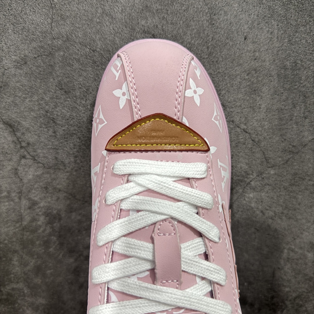 图片[5]-【外贸专供版】Nigo x Louis Vuitton LV联名款 阿甘 低帮运动休闲鞋 大厂出品 品质板正 此次系列包括从简约风格的运动鞋到引人注目的跑鞋 LV 以其标志性的厚底和现代美学脱颖而出 而其他款式则采用了奢华的麂皮 皮革和帆布等材质 一些运动鞋设计富有未来感 强调功能性与舒适性 并向运动风格的奢华鞋履迈进 每个细节都按原版1：1开发 面料 头层皮 内里 进口透气网里 鞋底原版开模防滑TPU材质 底厚3CM 尺码：36 37 38 39 40 41 42 43 44 45 46-选品中心