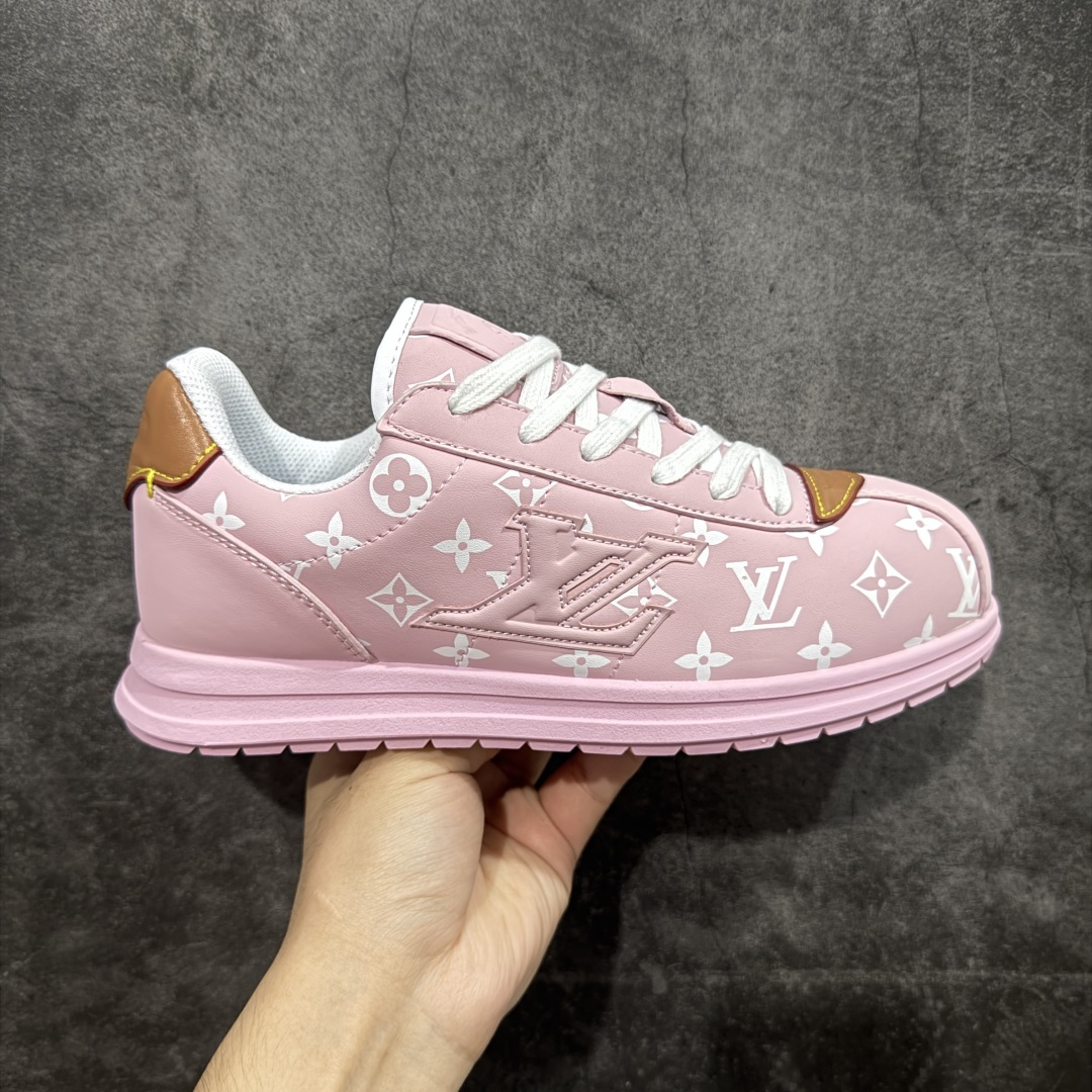 【外贸专供版】Nigo x Louis Vuitton LV联名款 阿甘 低帮运动休闲鞋 大厂出品 品质板正 此次系列包括从简约风格的运动鞋到引人注目的跑鞋 LV 以其标志性的厚底和现代美学脱颖而出 而其他款式则采用了奢华的麂皮 皮革和帆布等材质 一些运动鞋设计富有未来感 强调功能性与舒适性 并向运动风格的奢华鞋履迈进 每个细节都按原版1:1开发 面料 头层皮 内里 进口透气网里 鞋底原版开模防滑TPU材质 底厚3CM 尺码:36 37 38 39 40 41 42 43 44 45 46-选品中心