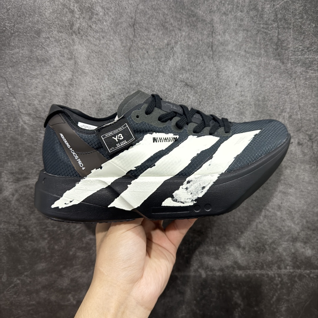 【公司级】Y-3 Adizero Adios 9 时尚简约舒适潮流 织物耐磨低帮跑步鞋 JR6655 Y-3,这个由世界顶级设计师山本耀司(YohjiYamamoto)担任创意总监与adidas合作的全新品牌正式于2006春夏进入中国。品牌的Y代表YohjiYamamoto,而3则代表adidas三条线的logo。创意总监山本耀司将其个人品牌的简洁、极具设计感的风格融入Y-3,完美地给我们展现一个高档时尚的运动品牌形象。朴实与冷静是Y-3的基本形象概念。Y-3的时尚本质是运动的,被誉为“黑色魔法师\