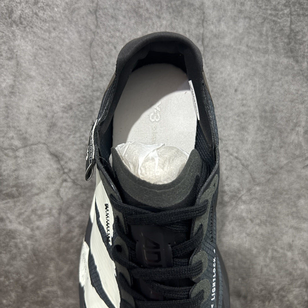 图片[8]-【公司级】Y-3 Adizero Adios 9 时尚简约舒适潮流 织物耐磨低帮跑步鞋 JR6655 Y-3，这个由世界顶级设计师山本耀司（YohjiYamamoto）担任创意总监与adidas合作的全新品牌正式于2006春夏进入中国。品牌的Y代表YohjiYamamoto，而3则代表adidas三条线的logo。创意总监山本耀司将其个人品牌的简洁、极具设计感的风格融入Y-3，完美地给我们展现一个高档时尚的运动品牌形象。朴实与冷静是Y-3的基本形象概念。Y-3的时尚本质是运动的，被誉为“黑色魔法师\”的山本耀司使传统运动品牌adidas赫然跃上了Fashion的版面，运动装从此也登上大雅之堂。 尺码：35.5 36 36.5 37 38 38.5 39 40 40.5 41 42 42.5 43 44 44.5 45-选品中心