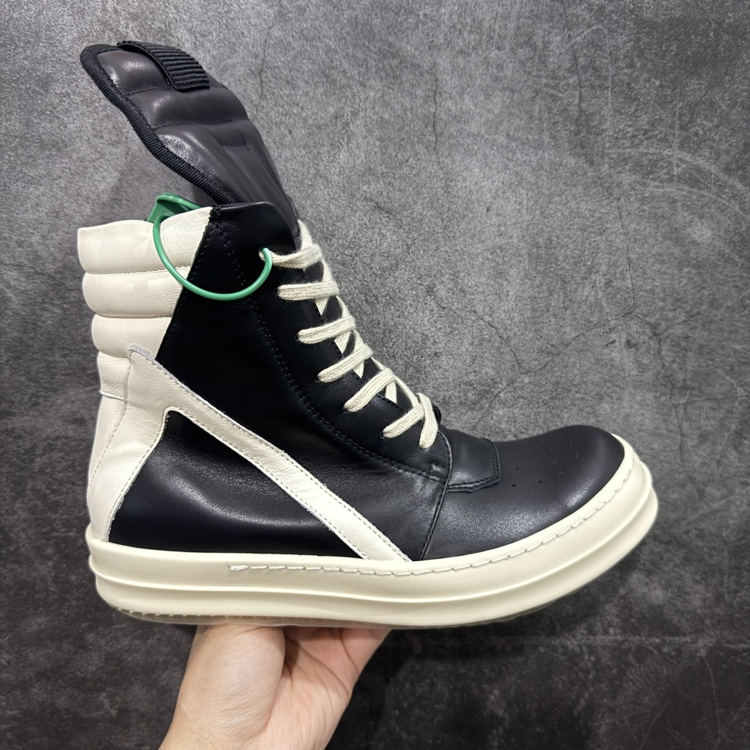 【莞顶渠道】RO欧文斯Rick owens 倒三角 黑白经典搭配色,独特的倒三角和长鞋舌设计,极致暗黑风! 进口原料牛皮 莞产超级顶货 新配色陆续上架 产品只会越做越漂亮💯 鞋头采用原版一致工艺 又翘又歪的效果目前这个技术市面上的任何版本都达不到这个效果 私模开发 细节一步到位不敢说百分百💯保证有百分之98还原 慢工出细活 好的产品不怕晚 这次的开发针对艺术家 收藏家 高品质 的人群 水染粒面小牛皮材质,和针车间距都是极致还原! 顶级头层的小牛皮,质感无敌,奢侈品的触感! 定制品牌logo的拉链!超大一比一规格礼盒装,重达3斤以上,外加定制欧文斯保护盒! 配有日文、英文,双语种配件卡片!细节诠释,一件不落。 鞋盒翻盖 三标,正面+底部都一一做到!虽然增加不了实质的成本,但是打磨产品的细节,再微小也会还原! 尺码:35 36 37 38 39 40 41 42 43 44 45 46-选品中心