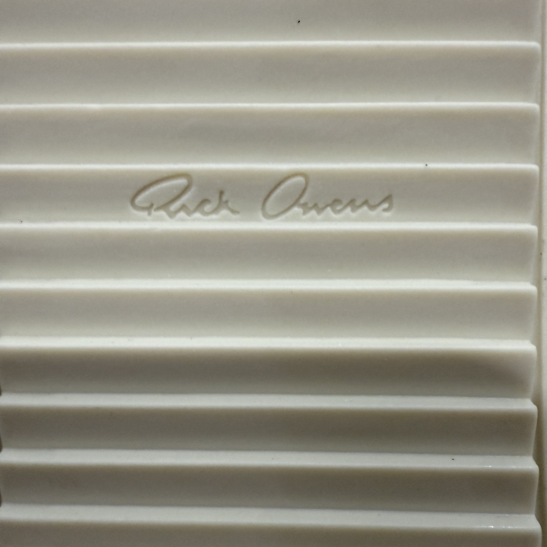 图片[9]-【莞顶渠道】RO欧文斯Rick owens 倒三角 黑白经典搭配色，独特的倒三角和长鞋舌设计，极致暗黑风！ 进口原料牛皮 莞产超级顶货 新配色陆续上架 产品只会越做越漂亮💯 鞋头采用原版一致工艺 又翘又歪的效果目前这个技术市面上的任何版本都达不到这个效果 私模开发 细节一步到位不敢说百分百💯保证有百分之98还原 慢工出细活 好的产品不怕晚 这次的开发针对艺术家 收藏家 高品质 的人群 水染粒面小牛皮材质，和针车间距都是极致还原！ 顶级头层的小牛皮，质感无敌，奢侈品的触感！ 定制品牌logo的拉链！超大一比一规格礼盒装，重达3斤以上，外加定制欧文斯保护盒！ 配有日文、英文，双语种配件卡片！细节诠释，一件不落。 鞋盒翻盖 三标，正面+底部都一一做到！虽然增加不了实质的成本，但是打磨产品的细节，再微小也会还原！ 尺码：35 36 37 38 39 40 41 42 43 44 45 46-选品中心