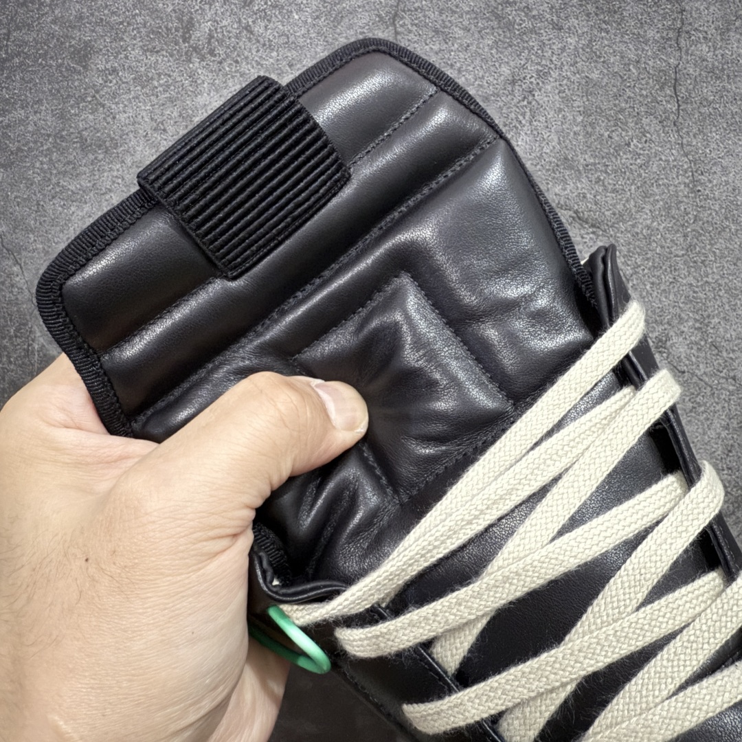 图片[5]-【莞顶渠道】RO欧文斯Rick owens 倒三角 黑白经典搭配色，独特的倒三角和长鞋舌设计，极致暗黑风！ 进口原料牛皮 莞产超级顶货 新配色陆续上架 产品只会越做越漂亮💯 鞋头采用原版一致工艺 又翘又歪的效果目前这个技术市面上的任何版本都达不到这个效果 私模开发 细节一步到位不敢说百分百💯保证有百分之98还原 慢工出细活 好的产品不怕晚 这次的开发针对艺术家 收藏家 高品质 的人群 水染粒面小牛皮材质，和针车间距都是极致还原！ 顶级头层的小牛皮，质感无敌，奢侈品的触感！ 定制品牌logo的拉链！超大一比一规格礼盒装，重达3斤以上，外加定制欧文斯保护盒！ 配有日文、英文，双语种配件卡片！细节诠释，一件不落。 鞋盒翻盖 三标，正面+底部都一一做到！虽然增加不了实质的成本，但是打磨产品的细节，再微小也会还原！ 尺码：35 36 37 38 39 40 41 42 43 44 45 46-选品中心