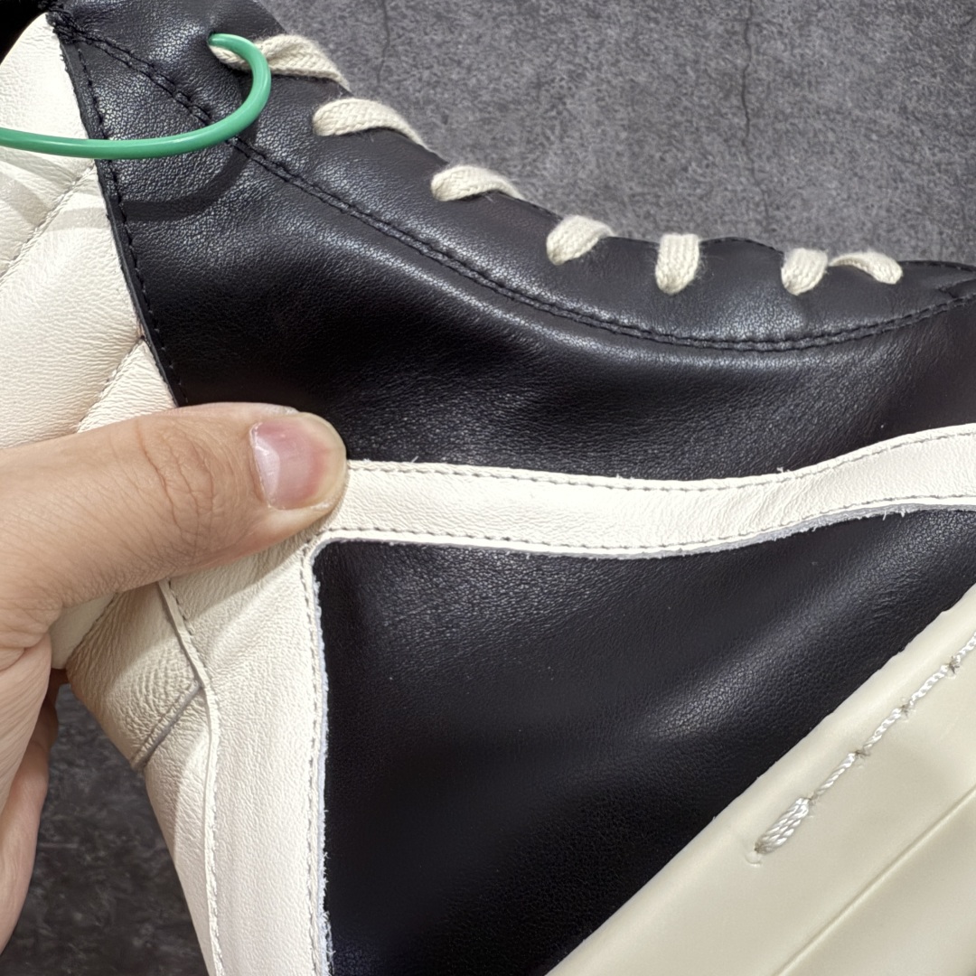 图片[3]-【莞顶渠道】RO欧文斯Rick owens 倒三角 黑白经典搭配色，独特的倒三角和长鞋舌设计，极致暗黑风！ 进口原料牛皮 莞产超级顶货 新配色陆续上架 产品只会越做越漂亮💯 鞋头采用原版一致工艺 又翘又歪的效果目前这个技术市面上的任何版本都达不到这个效果 私模开发 细节一步到位不敢说百分百💯保证有百分之98还原 慢工出细活 好的产品不怕晚 这次的开发针对艺术家 收藏家 高品质 的人群 水染粒面小牛皮材质，和针车间距都是极致还原！ 顶级头层的小牛皮，质感无敌，奢侈品的触感！ 定制品牌logo的拉链！超大一比一规格礼盒装，重达3斤以上，外加定制欧文斯保护盒！ 配有日文、英文，双语种配件卡片！细节诠释，一件不落。 鞋盒翻盖 三标，正面+底部都一一做到！虽然增加不了实质的成本，但是打磨产品的细节，再微小也会还原！ 尺码：35 36 37 38 39 40 41 42 43 44 45 46-选品中心