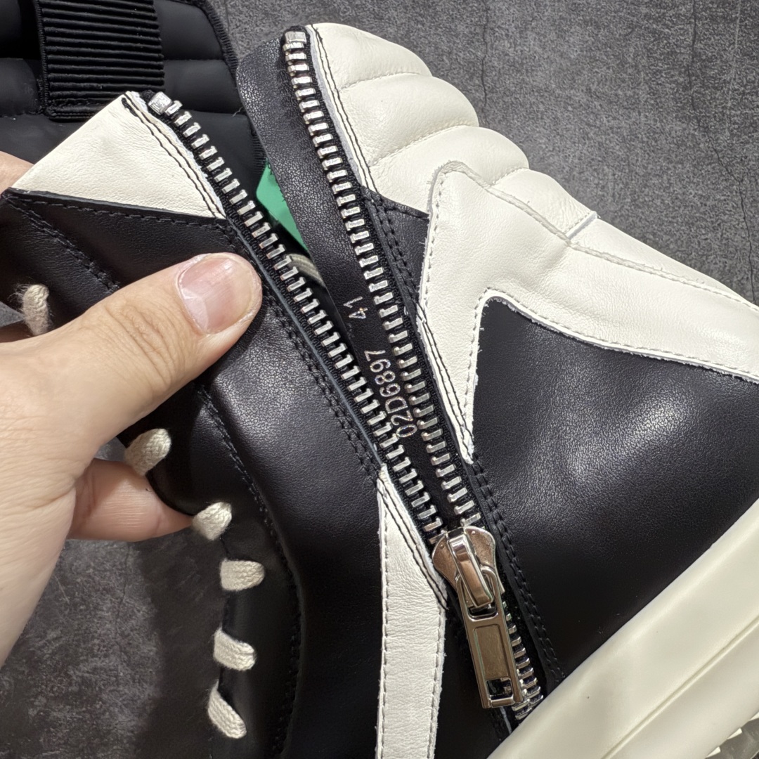 图片[8]-【莞顶渠道】RO欧文斯Rick owens 倒三角 黑白经典搭配色，独特的倒三角和长鞋舌设计，极致暗黑风！ 进口原料牛皮 莞产超级顶货 新配色陆续上架 产品只会越做越漂亮💯 鞋头采用原版一致工艺 又翘又歪的效果目前这个技术市面上的任何版本都达不到这个效果 私模开发 细节一步到位不敢说百分百💯保证有百分之98还原 慢工出细活 好的产品不怕晚 这次的开发针对艺术家 收藏家 高品质 的人群 水染粒面小牛皮材质，和针车间距都是极致还原！ 顶级头层的小牛皮，质感无敌，奢侈品的触感！ 定制品牌logo的拉链！超大一比一规格礼盒装，重达3斤以上，外加定制欧文斯保护盒！ 配有日文、英文，双语种配件卡片！细节诠释，一件不落。 鞋盒翻盖 三标，正面+底部都一一做到！虽然增加不了实质的成本，但是打磨产品的细节，再微小也会还原！ 尺码：35 36 37 38 39 40 41 42 43 44 45 46-选品中心