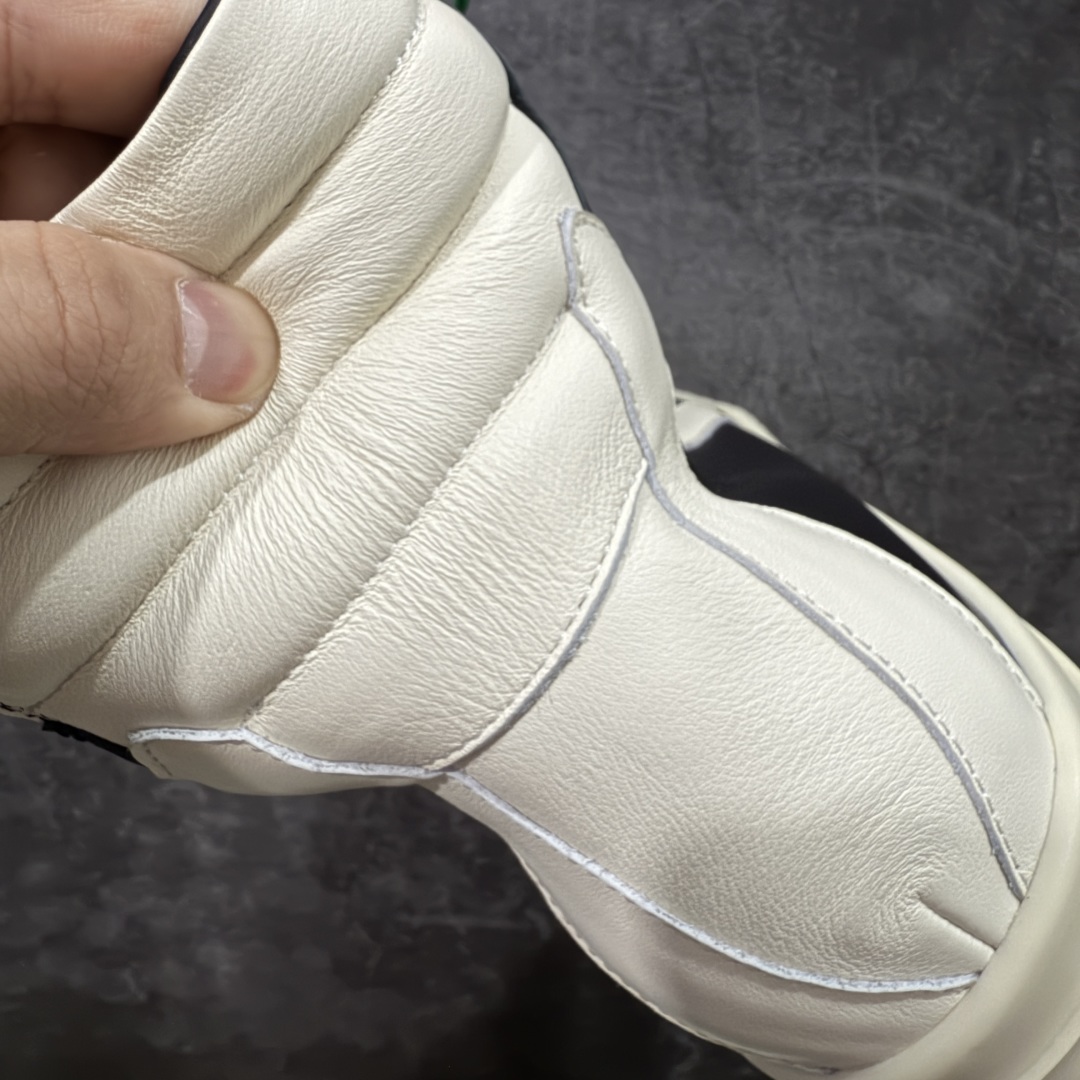 图片[2]-【莞顶渠道】RO欧文斯Rick owens 倒三角 黑白经典搭配色，独特的倒三角和长鞋舌设计，极致暗黑风！ 进口原料牛皮 莞产超级顶货 新配色陆续上架 产品只会越做越漂亮💯 鞋头采用原版一致工艺 又翘又歪的效果目前这个技术市面上的任何版本都达不到这个效果 私模开发 细节一步到位不敢说百分百💯保证有百分之98还原 慢工出细活 好的产品不怕晚 这次的开发针对艺术家 收藏家 高品质 的人群 水染粒面小牛皮材质，和针车间距都是极致还原！ 顶级头层的小牛皮，质感无敌，奢侈品的触感！ 定制品牌logo的拉链！超大一比一规格礼盒装，重达3斤以上，外加定制欧文斯保护盒！ 配有日文、英文，双语种配件卡片！细节诠释，一件不落。 鞋盒翻盖 三标，正面+底部都一一做到！虽然增加不了实质的成本，但是打磨产品的细节，再微小也会还原！ 尺码：35 36 37 38 39 40 41 42 43 44 45 46-选品中心