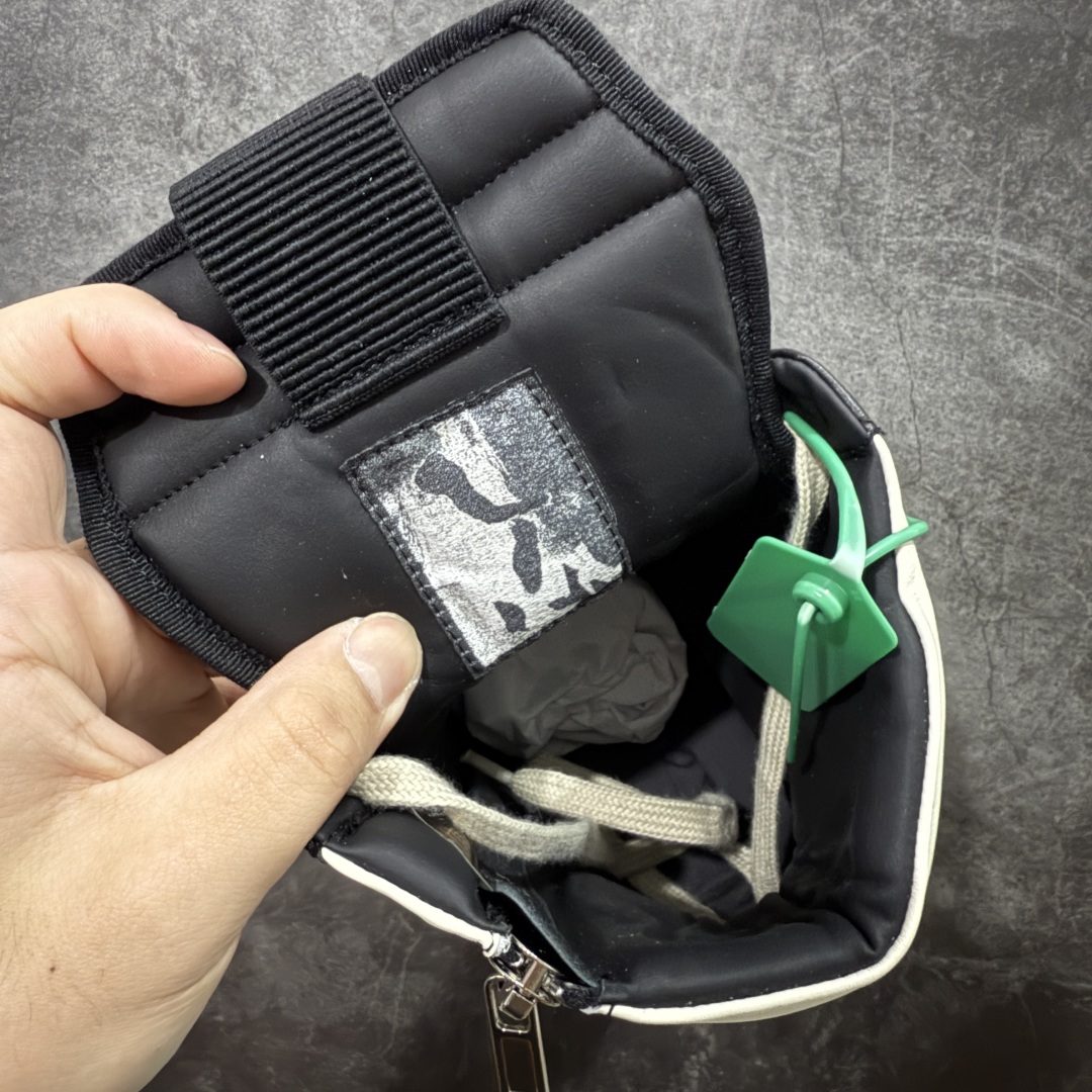 图片[6]-【莞顶渠道】RO欧文斯Rick owens 倒三角 黑白经典搭配色，独特的倒三角和长鞋舌设计，极致暗黑风！ 进口原料牛皮 莞产超级顶货 新配色陆续上架 产品只会越做越漂亮💯 鞋头采用原版一致工艺 又翘又歪的效果目前这个技术市面上的任何版本都达不到这个效果 私模开发 细节一步到位不敢说百分百💯保证有百分之98还原 慢工出细活 好的产品不怕晚 这次的开发针对艺术家 收藏家 高品质 的人群 水染粒面小牛皮材质，和针车间距都是极致还原！ 顶级头层的小牛皮，质感无敌，奢侈品的触感！ 定制品牌logo的拉链！超大一比一规格礼盒装，重达3斤以上，外加定制欧文斯保护盒！ 配有日文、英文，双语种配件卡片！细节诠释，一件不落。 鞋盒翻盖 三标，正面+底部都一一做到！虽然增加不了实质的成本，但是打磨产品的细节，再微小也会还原！ 尺码：35 36 37 38 39 40 41 42 43 44 45 46-选品中心