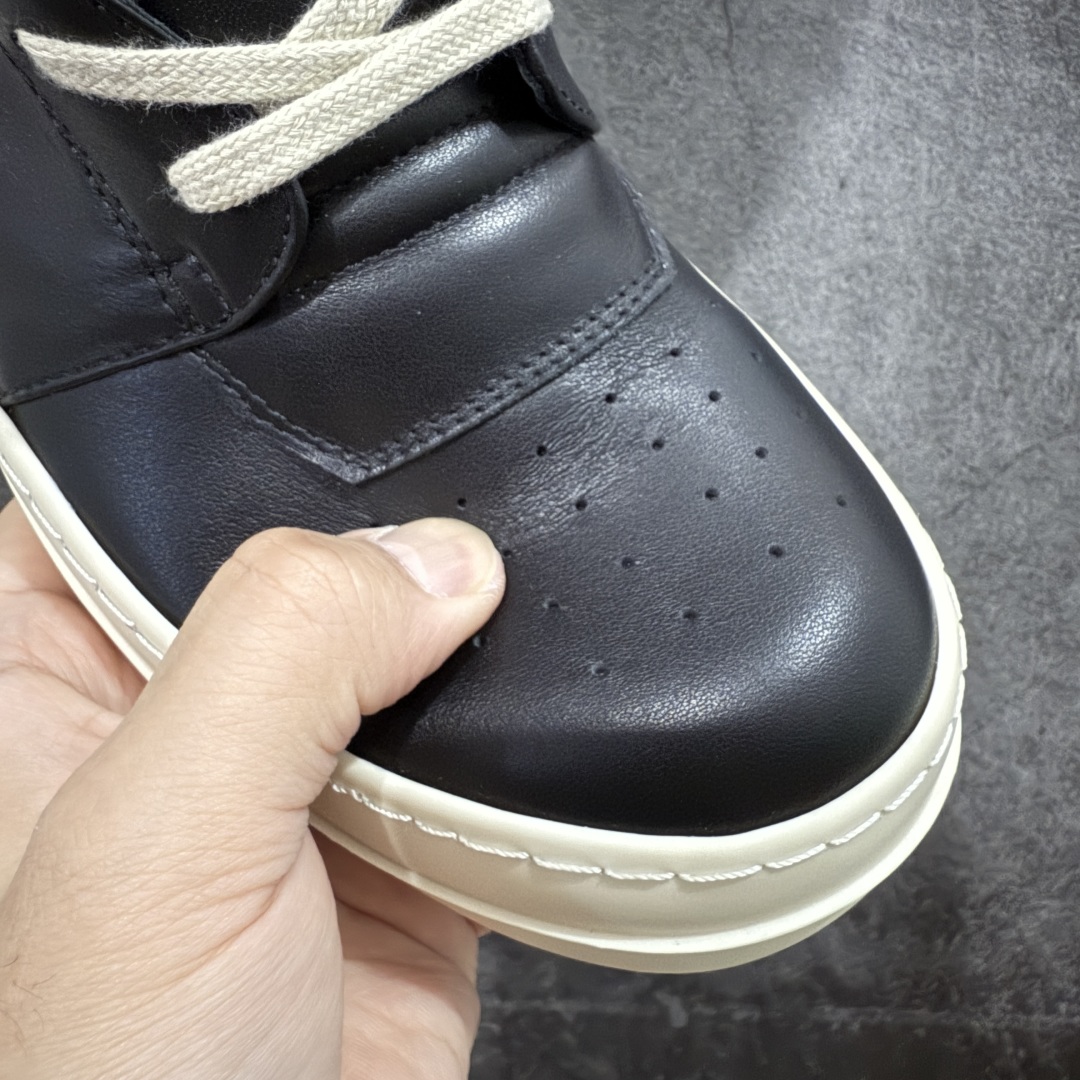 图片[4]-【莞顶渠道】RO欧文斯Rick owens 倒三角 黑白经典搭配色，独特的倒三角和长鞋舌设计，极致暗黑风！ 进口原料牛皮 莞产超级顶货 新配色陆续上架 产品只会越做越漂亮💯 鞋头采用原版一致工艺 又翘又歪的效果目前这个技术市面上的任何版本都达不到这个效果 私模开发 细节一步到位不敢说百分百💯保证有百分之98还原 慢工出细活 好的产品不怕晚 这次的开发针对艺术家 收藏家 高品质 的人群 水染粒面小牛皮材质，和针车间距都是极致还原！ 顶级头层的小牛皮，质感无敌，奢侈品的触感！ 定制品牌logo的拉链！超大一比一规格礼盒装，重达3斤以上，外加定制欧文斯保护盒！ 配有日文、英文，双语种配件卡片！细节诠释，一件不落。 鞋盒翻盖 三标，正面+底部都一一做到！虽然增加不了实质的成本，但是打磨产品的细节，再微小也会还原！ 尺码：35 36 37 38 39 40 41 42 43 44 45 46-选品中心