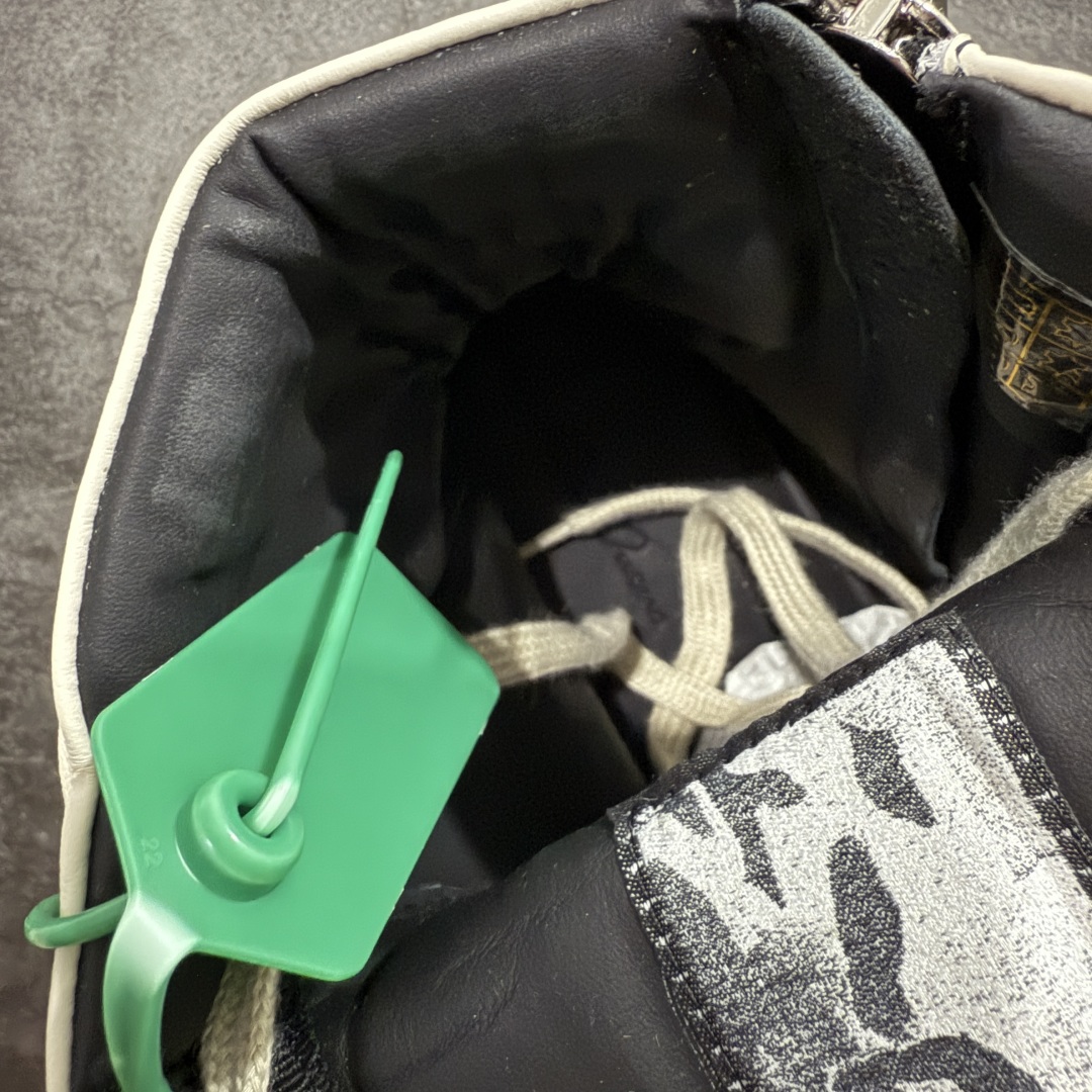 图片[7]-【莞顶渠道】RO欧文斯Rick owens 倒三角 黑白经典搭配色，独特的倒三角和长鞋舌设计，极致暗黑风！ 进口原料牛皮 莞产超级顶货 新配色陆续上架 产品只会越做越漂亮💯 鞋头采用原版一致工艺 又翘又歪的效果目前这个技术市面上的任何版本都达不到这个效果 私模开发 细节一步到位不敢说百分百💯保证有百分之98还原 慢工出细活 好的产品不怕晚 这次的开发针对艺术家 收藏家 高品质 的人群 水染粒面小牛皮材质，和针车间距都是极致还原！ 顶级头层的小牛皮，质感无敌，奢侈品的触感！ 定制品牌logo的拉链！超大一比一规格礼盒装，重达3斤以上，外加定制欧文斯保护盒！ 配有日文、英文，双语种配件卡片！细节诠释，一件不落。 鞋盒翻盖 三标，正面+底部都一一做到！虽然增加不了实质的成本，但是打磨产品的细节，再微小也会还原！ 尺码：35 36 37 38 39 40 41 42 43 44 45 46-选品中心