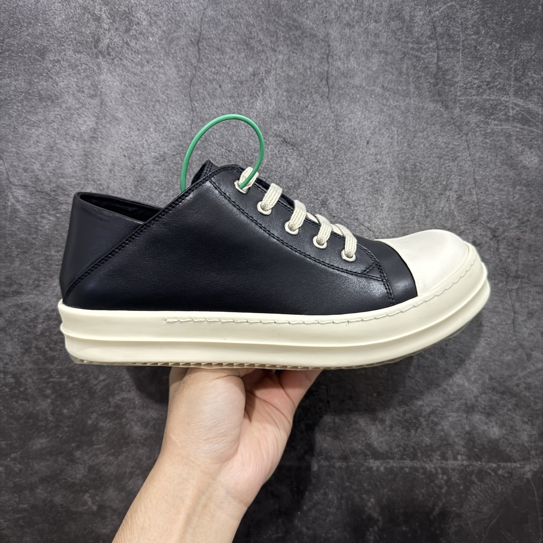 【莞顶渠道】RO瑞克 欧文斯Rick owens 一脚蹬 进口原料牛皮 莞产超级顶货 新配色陆续上架 产品只会越做越漂亮💯 鞋头采用原版一致工艺 又翘又歪的效果目前这个技术市面上的任何版本都达不到这个效果 私模开发 细节一步到位不敢说百分百💯保证有百分之98还原 慢工出细活 好的产品不怕晚 这次的开发针对艺术家 收藏家 高品质 的人群 水染粒面小牛皮材质,和针车间距都是极致还原! 顶级头层的小牛皮,质感无敌,奢侈品的触感! 定制品牌logo的拉链!超大一比一规格礼盒装,重达3斤以上,外加定制欧文斯保护盒! 配有日文、英文,双语种配件卡片!细节诠释,一件不落。 鞋盒翻盖 三标,正面+底部都一一做到!虽然增加不了实质的成本,但是打磨产品的细节,再微小也会还原! 尺码:35 36 37 38 39 40 41 42 43 44 45 46-选品中心