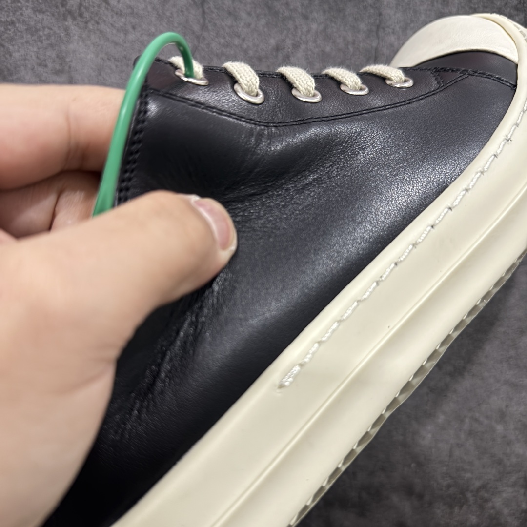 图片[3]-【莞顶渠道】RO瑞克 欧文斯Rick owens 一脚蹬 进口原料牛皮 莞产超级顶货 新配色陆续上架 产品只会越做越漂亮💯 鞋头采用原版一致工艺 又翘又歪的效果目前这个技术市面上的任何版本都达不到这个效果 私模开发 细节一步到位不敢说百分百💯保证有百分之98还原 慢工出细活 好的产品不怕晚 这次的开发针对艺术家 收藏家 高品质 的人群 水染粒面小牛皮材质，和针车间距都是极致还原！ 顶级头层的小牛皮，质感无敌，奢侈品的触感！ 定制品牌logo的拉链！超大一比一规格礼盒装，重达3斤以上，外加定制欧文斯保护盒！ 配有日文、英文，双语种配件卡片！细节诠释，一件不落。 鞋盒翻盖 三标，正面+底部都一一做到！虽然增加不了实质的成本，但是打磨产品的细节，再微小也会还原！ 尺码：35 36 37 38 39 40 41 42 43 44 45 46-选品中心