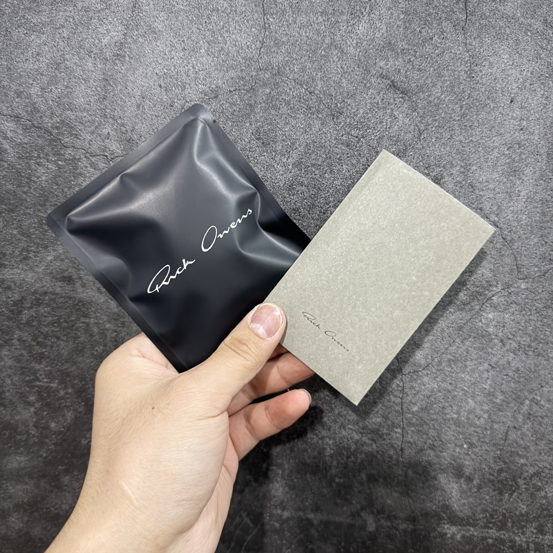 图片[8]-【莞顶渠道】RO瑞克 欧文斯Rick owens 一脚蹬 进口原料牛皮 莞产超级顶货 新配色陆续上架 产品只会越做越漂亮💯 鞋头采用原版一致工艺 又翘又歪的效果目前这个技术市面上的任何版本都达不到这个效果 私模开发 细节一步到位不敢说百分百💯保证有百分之98还原 慢工出细活 好的产品不怕晚 这次的开发针对艺术家 收藏家 高品质 的人群 水染粒面小牛皮材质，和针车间距都是极致还原！ 顶级头层的小牛皮，质感无敌，奢侈品的触感！ 定制品牌logo的拉链！超大一比一规格礼盒装，重达3斤以上，外加定制欧文斯保护盒！ 配有日文、英文，双语种配件卡片！细节诠释，一件不落。 鞋盒翻盖 三标，正面+底部都一一做到！虽然增加不了实质的成本，但是打磨产品的细节，再微小也会还原！ 尺码：35 36 37 38 39 40 41 42 43 44 45 46-选品中心