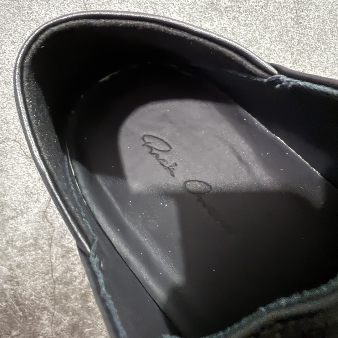 图片[6]-【莞顶渠道】RO瑞克 欧文斯Rick owens 一脚蹬 进口原料牛皮 莞产超级顶货 新配色陆续上架 产品只会越做越漂亮💯 鞋头采用原版一致工艺 又翘又歪的效果目前这个技术市面上的任何版本都达不到这个效果 私模开发 细节一步到位不敢说百分百💯保证有百分之98还原 慢工出细活 好的产品不怕晚 这次的开发针对艺术家 收藏家 高品质 的人群 水染粒面小牛皮材质，和针车间距都是极致还原！ 顶级头层的小牛皮，质感无敌，奢侈品的触感！ 定制品牌logo的拉链！超大一比一规格礼盒装，重达3斤以上，外加定制欧文斯保护盒！ 配有日文、英文，双语种配件卡片！细节诠释，一件不落。 鞋盒翻盖 三标，正面+底部都一一做到！虽然增加不了实质的成本，但是打磨产品的细节，再微小也会还原！ 尺码：35 36 37 38 39 40 41 42 43 44 45 46-选品中心