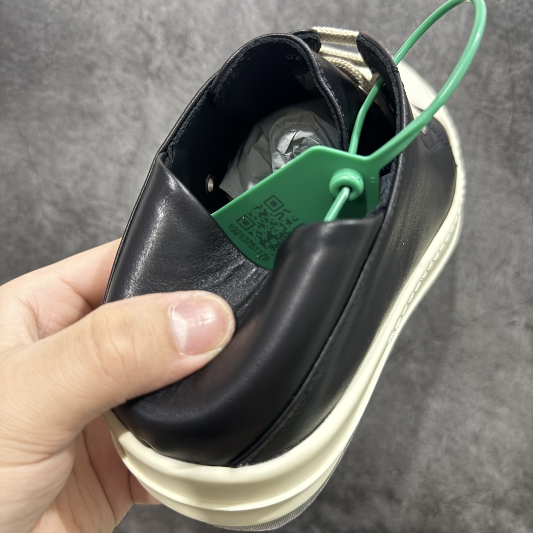 图片[2]-【莞顶渠道】RO瑞克 欧文斯Rick owens 一脚蹬 进口原料牛皮 莞产超级顶货 新配色陆续上架 产品只会越做越漂亮💯 鞋头采用原版一致工艺 又翘又歪的效果目前这个技术市面上的任何版本都达不到这个效果 私模开发 细节一步到位不敢说百分百💯保证有百分之98还原 慢工出细活 好的产品不怕晚 这次的开发针对艺术家 收藏家 高品质 的人群 水染粒面小牛皮材质，和针车间距都是极致还原！ 顶级头层的小牛皮，质感无敌，奢侈品的触感！ 定制品牌logo的拉链！超大一比一规格礼盒装，重达3斤以上，外加定制欧文斯保护盒！ 配有日文、英文，双语种配件卡片！细节诠释，一件不落。 鞋盒翻盖 三标，正面+底部都一一做到！虽然增加不了实质的成本，但是打磨产品的细节，再微小也会还原！ 尺码：35 36 37 38 39 40 41 42 43 44 45 46-选品中心