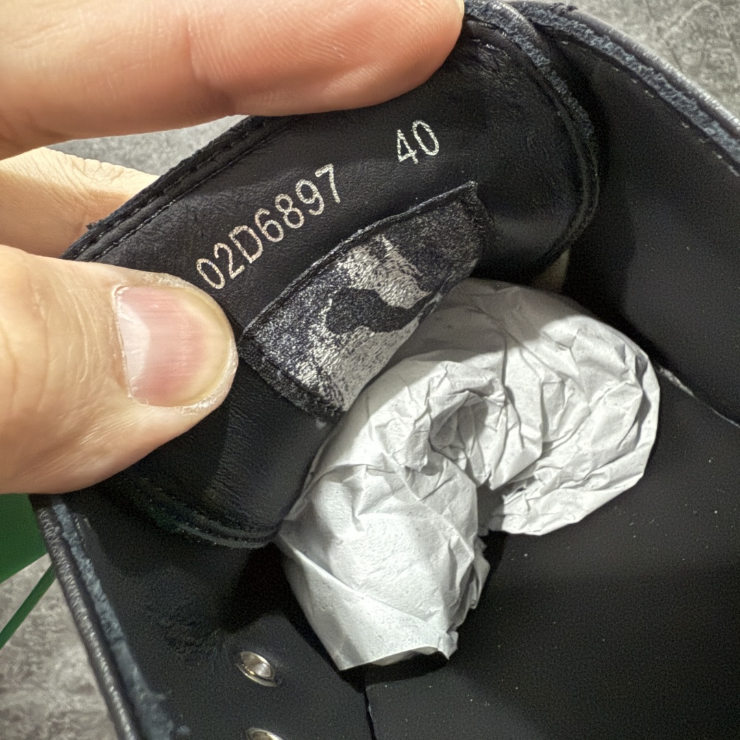 图片[5]-【莞顶渠道】RO瑞克 欧文斯Rick owens 一脚蹬 进口原料牛皮 莞产超级顶货 新配色陆续上架 产品只会越做越漂亮💯 鞋头采用原版一致工艺 又翘又歪的效果目前这个技术市面上的任何版本都达不到这个效果 私模开发 细节一步到位不敢说百分百💯保证有百分之98还原 慢工出细活 好的产品不怕晚 这次的开发针对艺术家 收藏家 高品质 的人群 水染粒面小牛皮材质，和针车间距都是极致还原！ 顶级头层的小牛皮，质感无敌，奢侈品的触感！ 定制品牌logo的拉链！超大一比一规格礼盒装，重达3斤以上，外加定制欧文斯保护盒！ 配有日文、英文，双语种配件卡片！细节诠释，一件不落。 鞋盒翻盖 三标，正面+底部都一一做到！虽然增加不了实质的成本，但是打磨产品的细节，再微小也会还原！ 尺码：35 36 37 38 39 40 41 42 43 44 45 46-选品中心