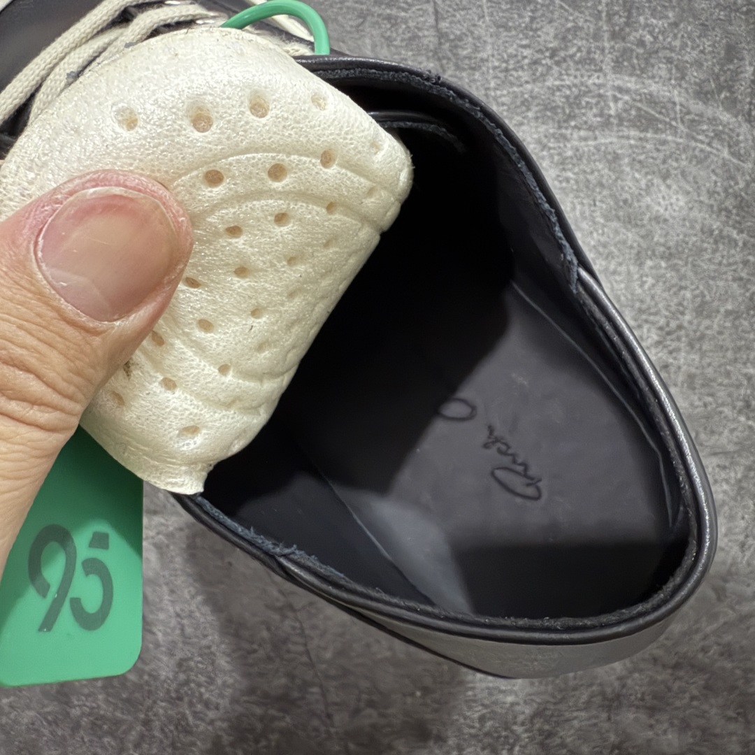 图片[7]-【莞顶渠道】RO瑞克 欧文斯Rick owens 一脚蹬 进口原料牛皮 莞产超级顶货 新配色陆续上架 产品只会越做越漂亮💯 鞋头采用原版一致工艺 又翘又歪的效果目前这个技术市面上的任何版本都达不到这个效果 私模开发 细节一步到位不敢说百分百💯保证有百分之98还原 慢工出细活 好的产品不怕晚 这次的开发针对艺术家 收藏家 高品质 的人群 水染粒面小牛皮材质，和针车间距都是极致还原！ 顶级头层的小牛皮，质感无敌，奢侈品的触感！ 定制品牌logo的拉链！超大一比一规格礼盒装，重达3斤以上，外加定制欧文斯保护盒！ 配有日文、英文，双语种配件卡片！细节诠释，一件不落。 鞋盒翻盖 三标，正面+底部都一一做到！虽然增加不了实质的成本，但是打磨产品的细节，再微小也会还原！ 尺码：35 36 37 38 39 40 41 42 43 44 45 46-选品中心