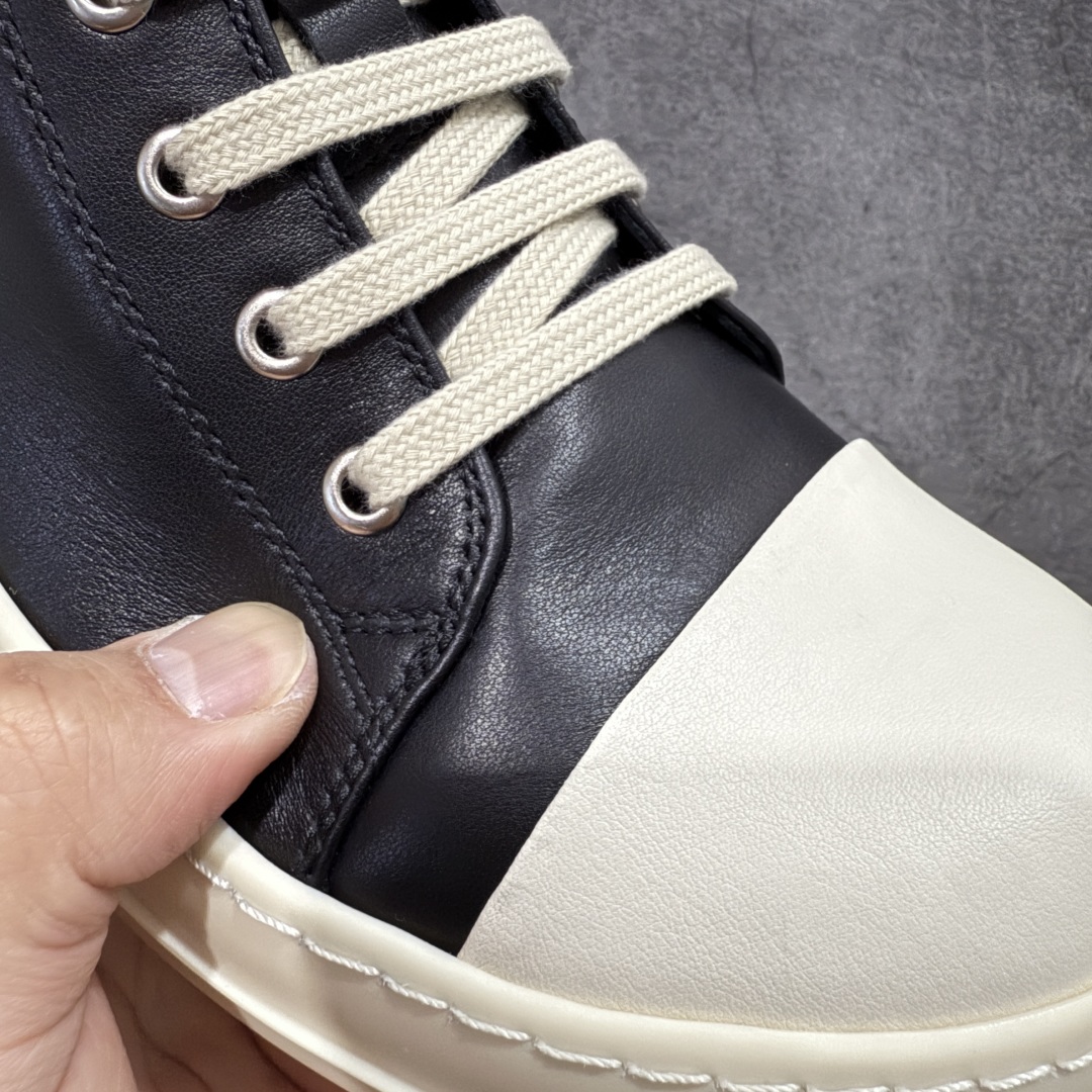 图片[4]-【莞顶渠道】RO瑞克 欧文斯Rick owens 一脚蹬 进口原料牛皮 莞产超级顶货 新配色陆续上架 产品只会越做越漂亮💯 鞋头采用原版一致工艺 又翘又歪的效果目前这个技术市面上的任何版本都达不到这个效果 私模开发 细节一步到位不敢说百分百💯保证有百分之98还原 慢工出细活 好的产品不怕晚 这次的开发针对艺术家 收藏家 高品质 的人群 水染粒面小牛皮材质，和针车间距都是极致还原！ 顶级头层的小牛皮，质感无敌，奢侈品的触感！ 定制品牌logo的拉链！超大一比一规格礼盒装，重达3斤以上，外加定制欧文斯保护盒！ 配有日文、英文，双语种配件卡片！细节诠释，一件不落。 鞋盒翻盖 三标，正面+底部都一一做到！虽然增加不了实质的成本，但是打磨产品的细节，再微小也会还原！ 尺码：35 36 37 38 39 40 41 42 43 44 45 46-选品中心