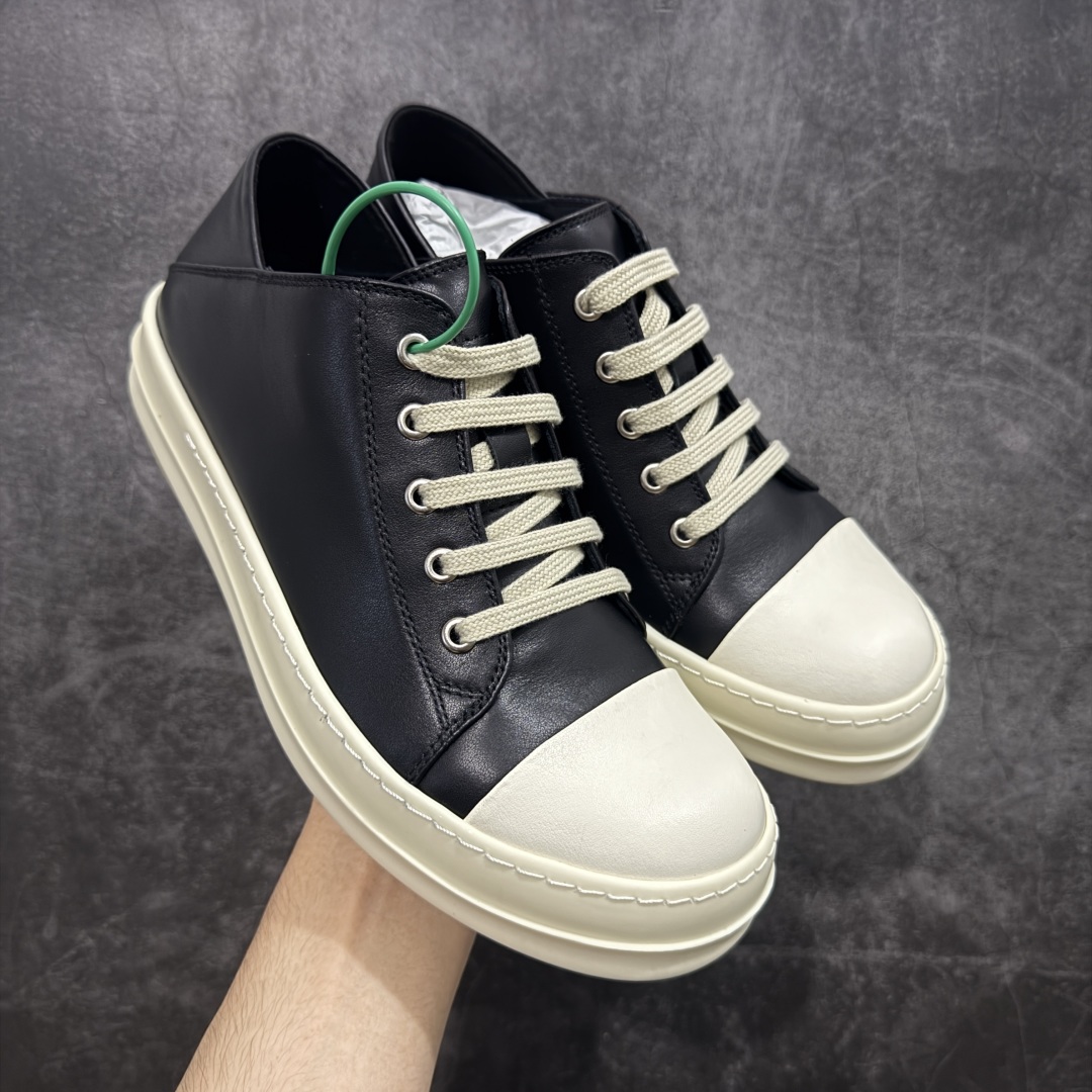 【莞顶渠道】RO瑞克 欧文斯Rick owens 一脚蹬 进口原料牛皮 莞产超级顶货 新配色陆续上架 产品只会越做越漂亮💯 鞋头采用原版一致工艺 又翘又歪的效果目前这个技术市面上的任何版本都达不到这个效果 私模开发 细节一步到位不敢说百分百💯保证有百分之98还原 慢工出细活 好的产品不怕晚 这次的开发针对艺术家 收藏家 高品质 的人群 水染粒面小牛皮材质,和针车间距都是极致还原! 顶级头层的小牛皮,质感无敌,奢侈品的触感! 定制品牌logo的拉链!超大一比一规格礼盒装,重达3斤以上,外加定制欧文斯保护盒! 配有日文、英文,双语种配件卡片!细节诠释,一件不落。 鞋盒翻盖 三标,正面+底部都一一做到!虽然增加不了实质的成本,但是打磨产品的细节,再微小也会还原! 尺码:35 36 37 38 39 40 41 42 43 44 45 46-选品中心