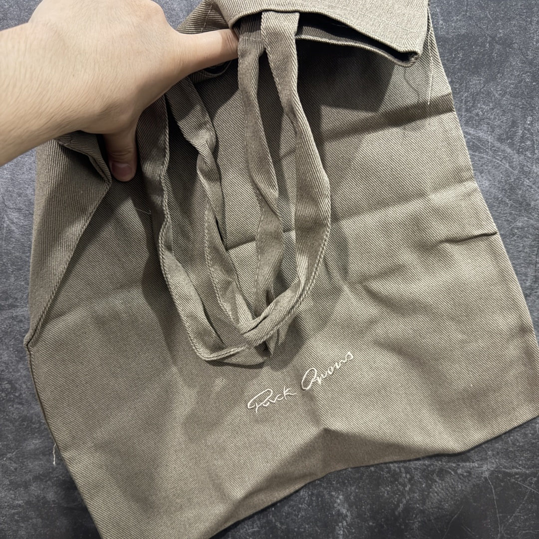 图片[9]-【莞顶渠道】RO瑞克 欧文斯Rick owens 一脚蹬 进口原料牛皮 莞产超级顶货 新配色陆续上架 产品只会越做越漂亮💯 鞋头采用原版一致工艺 又翘又歪的效果目前这个技术市面上的任何版本都达不到这个效果 私模开发 细节一步到位不敢说百分百💯保证有百分之98还原 慢工出细活 好的产品不怕晚 这次的开发针对艺术家 收藏家 高品质 的人群 水染粒面小牛皮材质，和针车间距都是极致还原！ 顶级头层的小牛皮，质感无敌，奢侈品的触感！ 定制品牌logo的拉链！超大一比一规格礼盒装，重达3斤以上，外加定制欧文斯保护盒！ 配有日文、英文，双语种配件卡片！细节诠释，一件不落。 鞋盒翻盖 三标，正面+底部都一一做到！虽然增加不了实质的成本，但是打磨产品的细节，再微小也会还原！ 尺码：35 36 37 38 39 40 41 42 43 44 45 46-选品中心