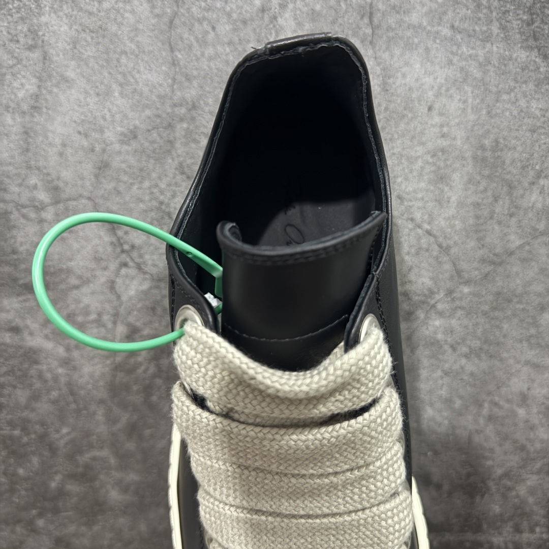 图片[8]-【莞顶渠道】RO瑞克 欧文斯Rick owens 粗绑带 进口原料牛皮 莞产超级顶货 新配色陆续上架 产品只会越做越漂亮💯 鞋头采用原版一致工艺 又翘又歪的效果目前这个技术市面上的任何版本都达不到这个效果 私模开发 细节一步到位不敢说百分百💯保证有百分之98还原 慢工出细活 好的产品不怕晚 这次的开发针对艺术家 收藏家 高品质 的人群 水染粒面小牛皮材质，和针车间距都是极致还原！ 顶级头层的小牛皮，质感无敌，奢侈品的触感！ 定制品牌logo的拉链！超大一比一规格礼盒装，重达3斤以上，外加定制欧文斯保护盒！ 配有日文、英文，双语种配件卡片！细节诠释，一件不落。 鞋盒翻盖 三标，正面+底部都一一做到！虽然增加不了实质的成本，但是打磨产品的细节，再微小也会还原！ 尺码：35 36 37 38 39 40 41 42 43 44 45 46-选品中心