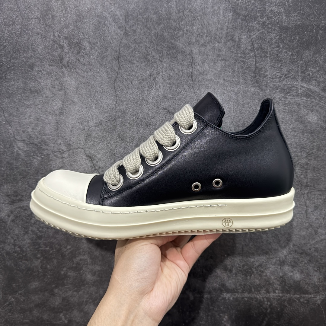 图片[2]-【莞顶渠道】RO瑞克 欧文斯Rick owens 粗绑带 进口原料牛皮 莞产超级顶货 新配色陆续上架 产品只会越做越漂亮💯 鞋头采用原版一致工艺 又翘又歪的效果目前这个技术市面上的任何版本都达不到这个效果 私模开发 细节一步到位不敢说百分百💯保证有百分之98还原 慢工出细活 好的产品不怕晚 这次的开发针对艺术家 收藏家 高品质 的人群 水染粒面小牛皮材质，和针车间距都是极致还原！ 顶级头层的小牛皮，质感无敌，奢侈品的触感！ 定制品牌logo的拉链！超大一比一规格礼盒装，重达3斤以上，外加定制欧文斯保护盒！ 配有日文、英文，双语种配件卡片！细节诠释，一件不落。 鞋盒翻盖 三标，正面+底部都一一做到！虽然增加不了实质的成本，但是打磨产品的细节，再微小也会还原！ 尺码：35 36 37 38 39 40 41 42 43 44 45 46-选品中心