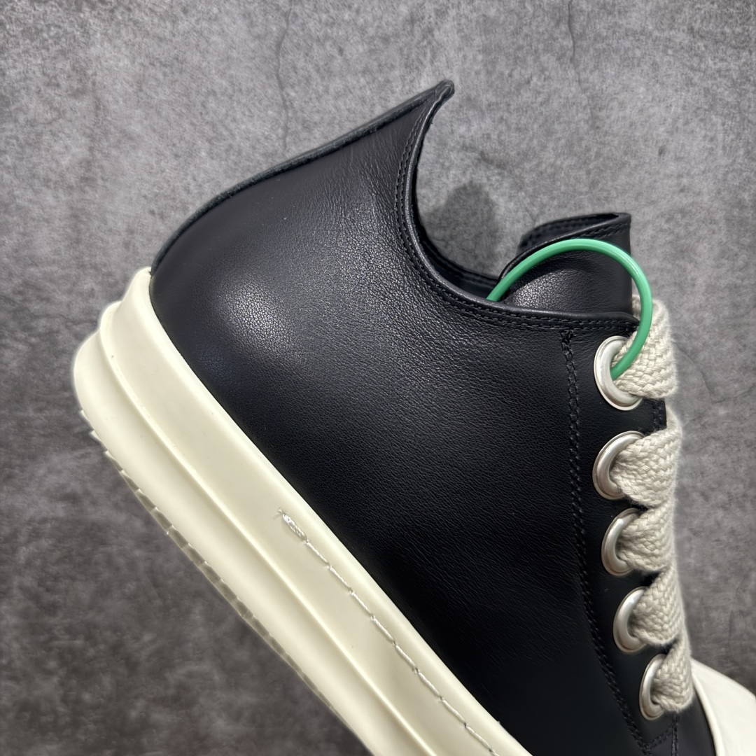 图片[7]-【莞顶渠道】RO瑞克 欧文斯Rick owens 粗绑带 进口原料牛皮 莞产超级顶货 新配色陆续上架 产品只会越做越漂亮💯 鞋头采用原版一致工艺 又翘又歪的效果目前这个技术市面上的任何版本都达不到这个效果 私模开发 细节一步到位不敢说百分百💯保证有百分之98还原 慢工出细活 好的产品不怕晚 这次的开发针对艺术家 收藏家 高品质 的人群 水染粒面小牛皮材质，和针车间距都是极致还原！ 顶级头层的小牛皮，质感无敌，奢侈品的触感！ 定制品牌logo的拉链！超大一比一规格礼盒装，重达3斤以上，外加定制欧文斯保护盒！ 配有日文、英文，双语种配件卡片！细节诠释，一件不落。 鞋盒翻盖 三标，正面+底部都一一做到！虽然增加不了实质的成本，但是打磨产品的细节，再微小也会还原！ 尺码：35 36 37 38 39 40 41 42 43 44 45 46-选品中心