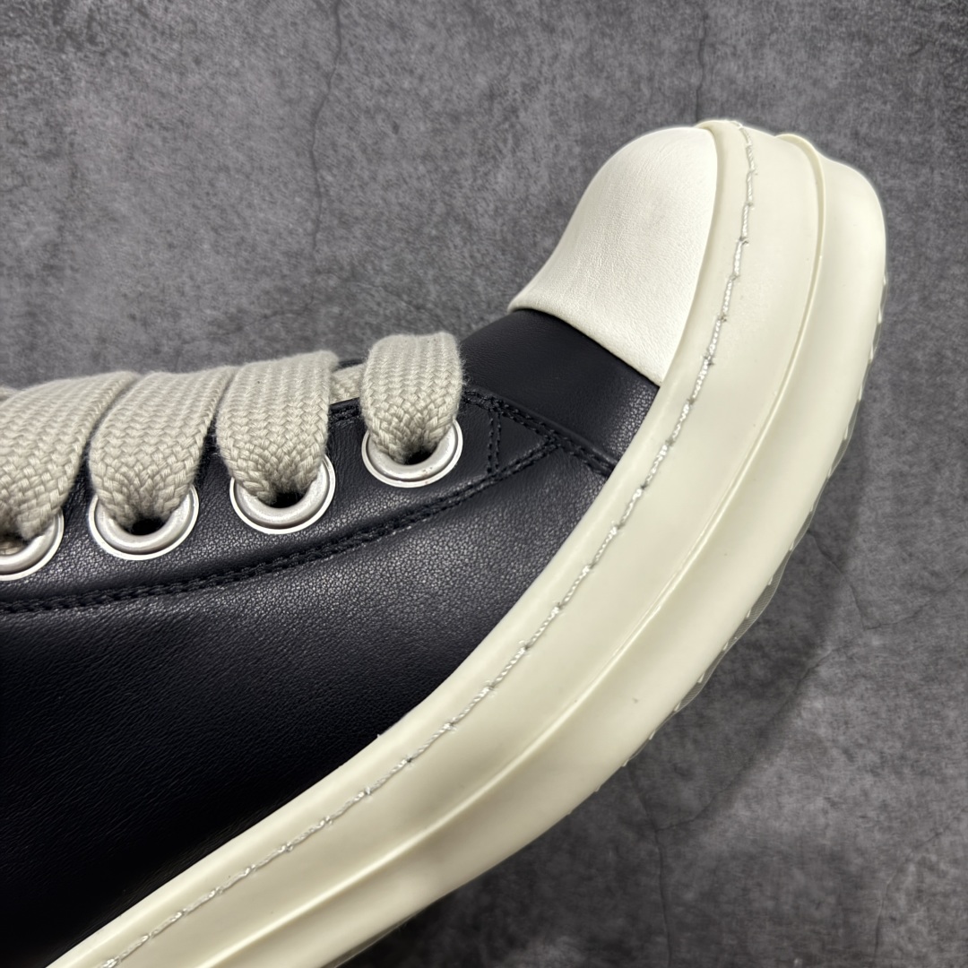 图片[6]-【莞顶渠道】RO瑞克 欧文斯Rick owens 粗绑带 进口原料牛皮 莞产超级顶货 新配色陆续上架 产品只会越做越漂亮💯 鞋头采用原版一致工艺 又翘又歪的效果目前这个技术市面上的任何版本都达不到这个效果 私模开发 细节一步到位不敢说百分百💯保证有百分之98还原 慢工出细活 好的产品不怕晚 这次的开发针对艺术家 收藏家 高品质 的人群 水染粒面小牛皮材质，和针车间距都是极致还原！ 顶级头层的小牛皮，质感无敌，奢侈品的触感！ 定制品牌logo的拉链！超大一比一规格礼盒装，重达3斤以上，外加定制欧文斯保护盒！ 配有日文、英文，双语种配件卡片！细节诠释，一件不落。 鞋盒翻盖 三标，正面+底部都一一做到！虽然增加不了实质的成本，但是打磨产品的细节，再微小也会还原！ 尺码：35 36 37 38 39 40 41 42 43 44 45 46-选品中心