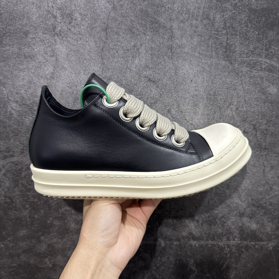 【莞顶渠道】RO瑞克 欧文斯Rick owens 粗绑带 进口原料牛皮 莞产超级顶货 新配色陆续上架 产品只会越做越漂亮💯 鞋头采用原版一致工艺 又翘又歪的效果目前这个技术市面上的任何版本都达不到这个效果 私模开发 细节一步到位不敢说百分百💯保证有百分之98还原 慢工出细活 好的产品不怕晚 这次的开发针对艺术家 收藏家 高品质 的人群 水染粒面小牛皮材质,和针车间距都是极致还原! 顶级头层的小牛皮,质感无敌,奢侈品的触感! 定制品牌logo的拉链!超大一比一规格礼盒装,重达3斤以上,外加定制欧文斯保护盒! 配有日文、英文,双语种配件卡片!细节诠释,一件不落。 鞋盒翻盖 三标,正面+底部都一一做到!虽然增加不了实质的成本,但是打磨产品的细节,再微小也会还原! 尺码:35 36 37 38 39 40 41 42 43 44 45 46-选品中心