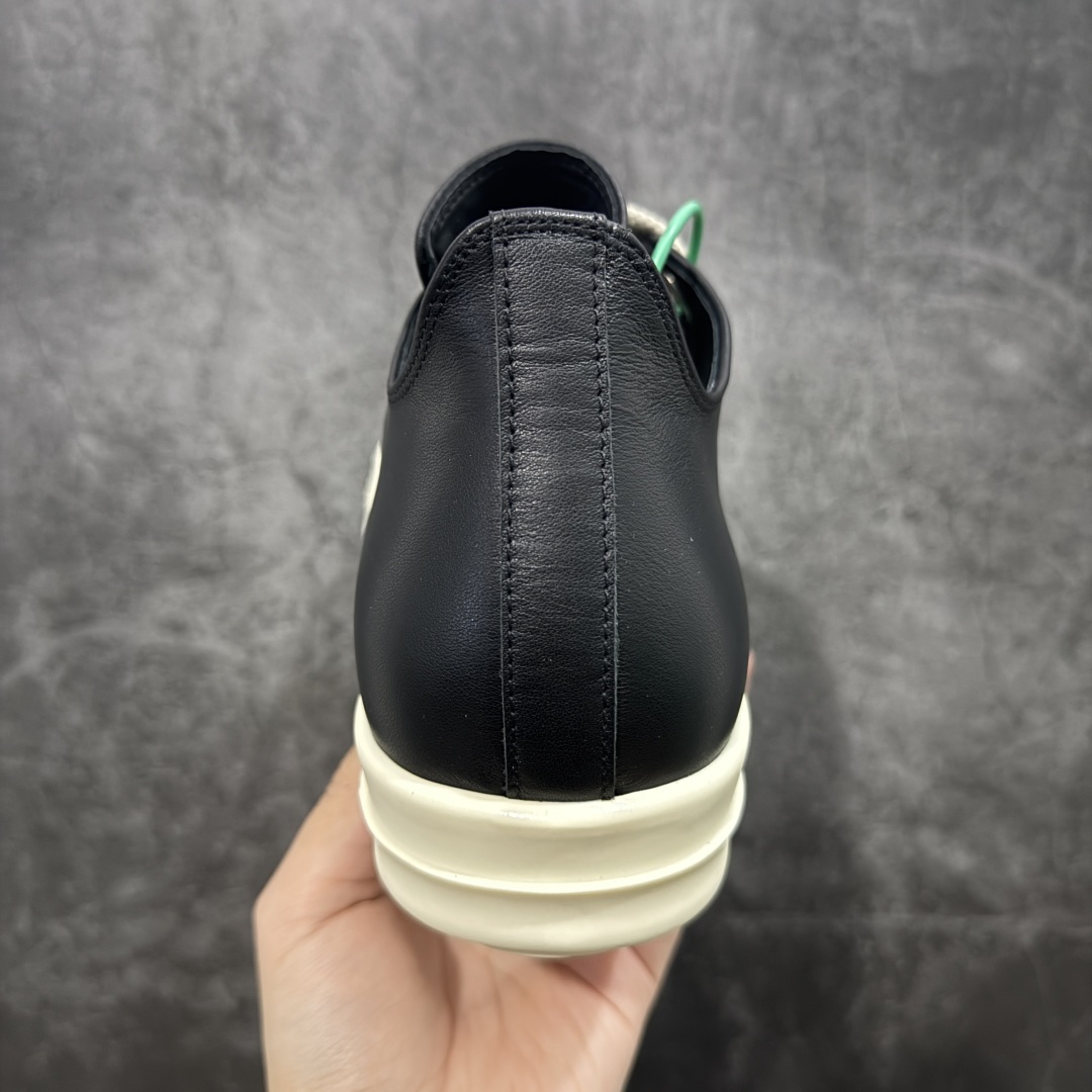 图片[4]-【莞顶渠道】RO瑞克 欧文斯Rick owens 粗绑带 进口原料牛皮 莞产超级顶货 新配色陆续上架 产品只会越做越漂亮💯 鞋头采用原版一致工艺 又翘又歪的效果目前这个技术市面上的任何版本都达不到这个效果 私模开发 细节一步到位不敢说百分百💯保证有百分之98还原 慢工出细活 好的产品不怕晚 这次的开发针对艺术家 收藏家 高品质 的人群 水染粒面小牛皮材质，和针车间距都是极致还原！ 顶级头层的小牛皮，质感无敌，奢侈品的触感！ 定制品牌logo的拉链！超大一比一规格礼盒装，重达3斤以上，外加定制欧文斯保护盒！ 配有日文、英文，双语种配件卡片！细节诠释，一件不落。 鞋盒翻盖 三标，正面+底部都一一做到！虽然增加不了实质的成本，但是打磨产品的细节，再微小也会还原！ 尺码：35 36 37 38 39 40 41 42 43 44 45 46-选品中心