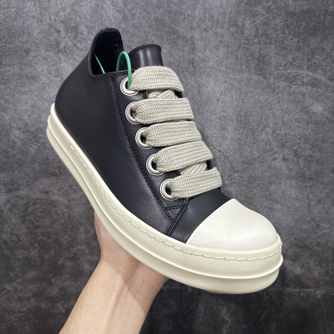 图片[3]-【莞顶渠道】RO瑞克 欧文斯Rick owens 粗绑带 进口原料牛皮 莞产超级顶货 新配色陆续上架 产品只会越做越漂亮💯 鞋头采用原版一致工艺 又翘又歪的效果目前这个技术市面上的任何版本都达不到这个效果 私模开发 细节一步到位不敢说百分百💯保证有百分之98还原 慢工出细活 好的产品不怕晚 这次的开发针对艺术家 收藏家 高品质 的人群 水染粒面小牛皮材质，和针车间距都是极致还原！ 顶级头层的小牛皮，质感无敌，奢侈品的触感！ 定制品牌logo的拉链！超大一比一规格礼盒装，重达3斤以上，外加定制欧文斯保护盒！ 配有日文、英文，双语种配件卡片！细节诠释，一件不落。 鞋盒翻盖 三标，正面+底部都一一做到！虽然增加不了实质的成本，但是打磨产品的细节，再微小也会还原！ 尺码：35 36 37 38 39 40 41 42 43 44 45 46-选品中心