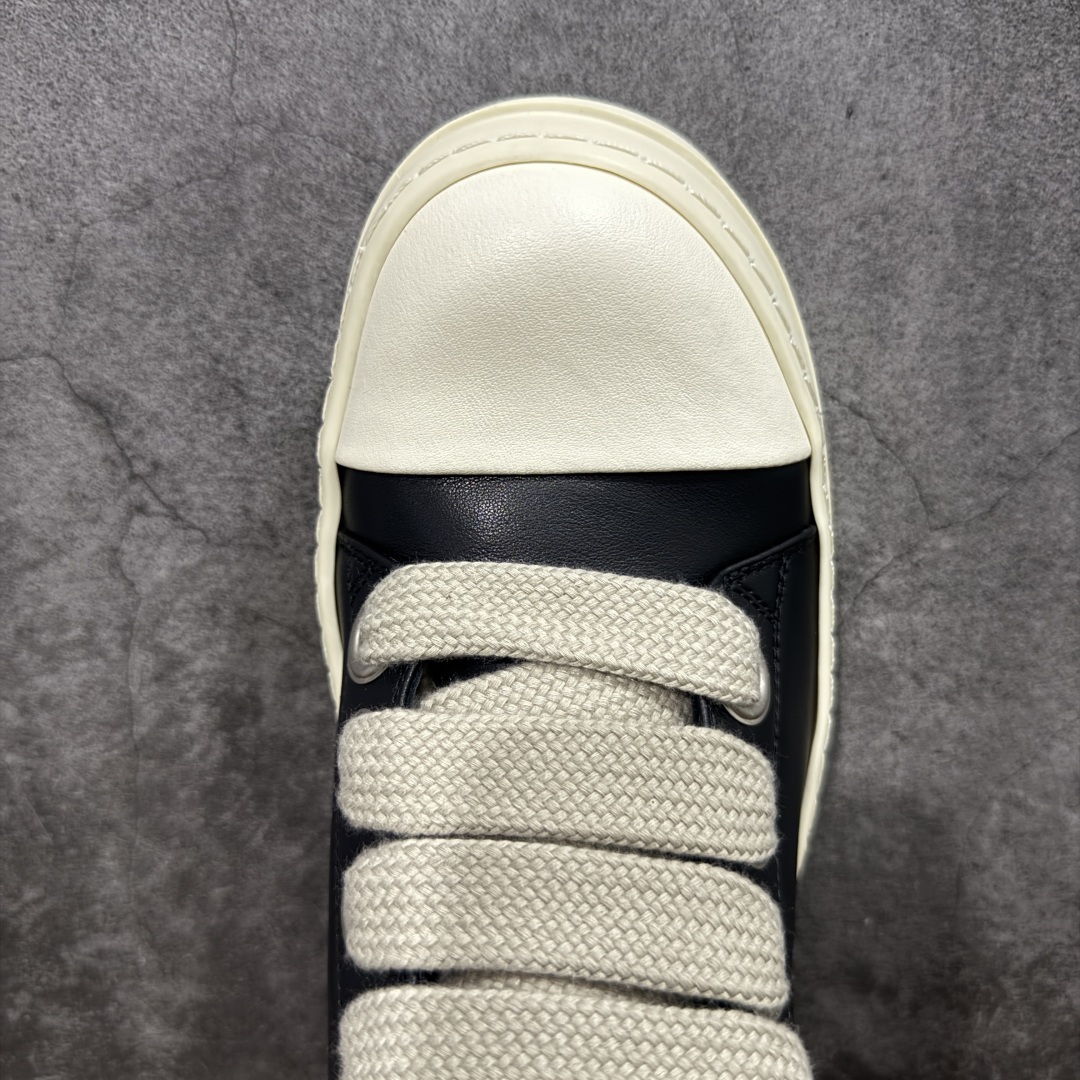 图片[5]-【莞顶渠道】RO瑞克 欧文斯Rick owens 粗绑带 进口原料牛皮 莞产超级顶货 新配色陆续上架 产品只会越做越漂亮💯 鞋头采用原版一致工艺 又翘又歪的效果目前这个技术市面上的任何版本都达不到这个效果 私模开发 细节一步到位不敢说百分百💯保证有百分之98还原 慢工出细活 好的产品不怕晚 这次的开发针对艺术家 收藏家 高品质 的人群 水染粒面小牛皮材质，和针车间距都是极致还原！ 顶级头层的小牛皮，质感无敌，奢侈品的触感！ 定制品牌logo的拉链！超大一比一规格礼盒装，重达3斤以上，外加定制欧文斯保护盒！ 配有日文、英文，双语种配件卡片！细节诠释，一件不落。 鞋盒翻盖 三标，正面+底部都一一做到！虽然增加不了实质的成本，但是打磨产品的细节，再微小也会还原！ 尺码：35 36 37 38 39 40 41 42 43 44 45 46-选品中心