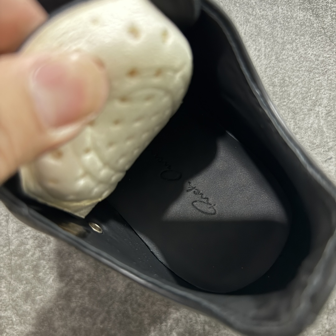 图片[7]-【莞顶渠道】RO瑞克 欧文斯Rick owens 粗绑带 进口原料牛皮 莞产超级顶货 新配色陆续上架 产品只会越做越漂亮💯 鞋头采用原版一致工艺 又翘又歪的效果目前这个技术市面上的任何版本都达不到这个效果 私模开发 细节一步到位不敢说百分百💯保证有百分之98还原 慢工出细活 好的产品不怕晚 这次的开发针对艺术家 收藏家 高品质 的人群 水染粒面小牛皮材质，和针车间距都是极致还原！ 顶级头层的小牛皮，质感无敌，奢侈品的触感！ 定制品牌logo的拉链！超大一比一规格礼盒装，重达3斤以上，外加定制欧文斯保护盒！ 配有日文、英文，双语种配件卡片！细节诠释，一件不落。 鞋盒翻盖 三标，正面+底部都一一做到！虽然增加不了实质的成本，但是打磨产品的细节，再微小也会还原！ 尺码：35 36 37 38 39 40 41 42 43 44 45 46-选品中心