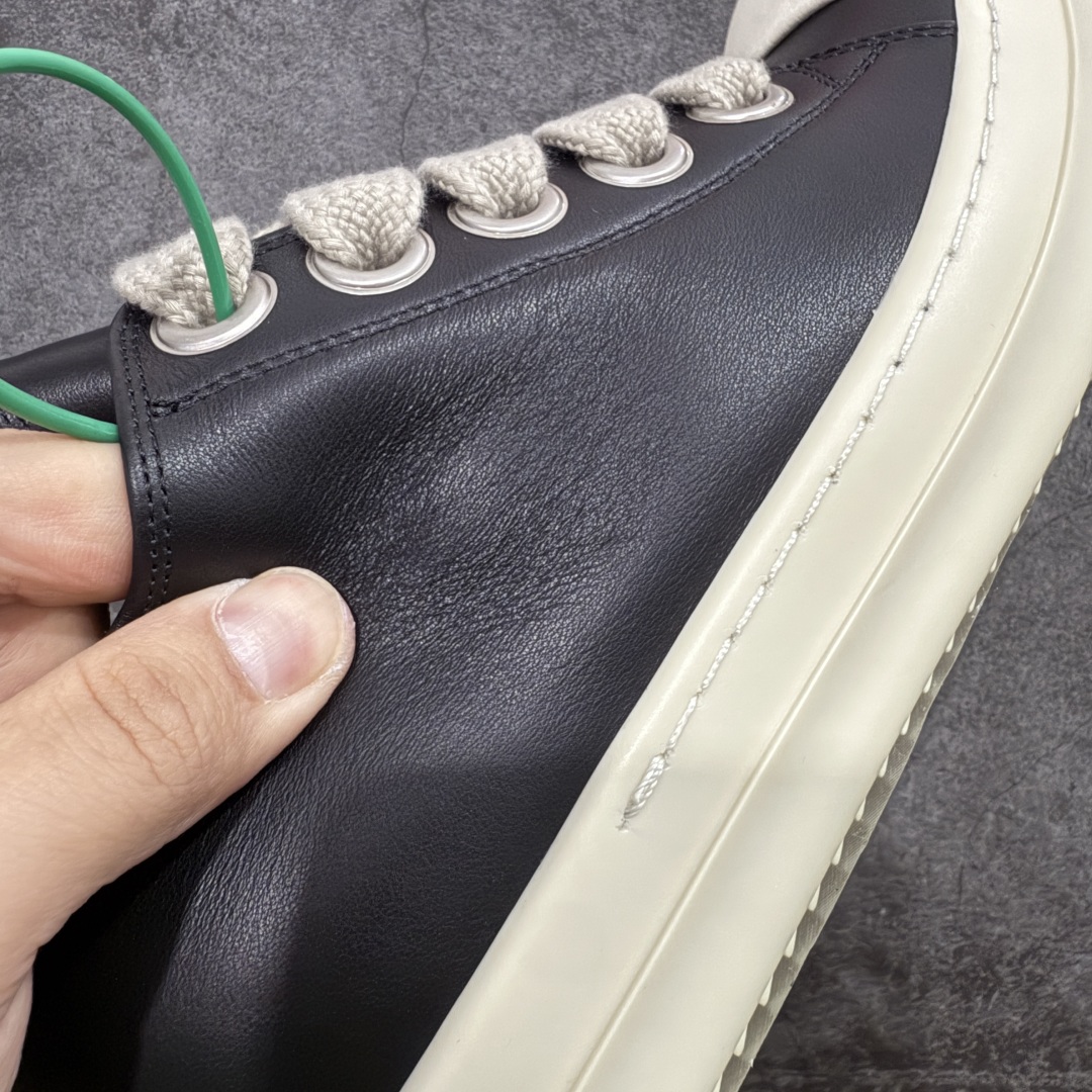 图片[3]-【莞顶渠道】RO瑞克 欧文斯Rick owens 粗绑带 进口原料牛皮 莞产超级顶货 新配色陆续上架 产品只会越做越漂亮💯 鞋头采用原版一致工艺 又翘又歪的效果目前这个技术市面上的任何版本都达不到这个效果 私模开发 细节一步到位不敢说百分百💯保证有百分之98还原 慢工出细活 好的产品不怕晚 这次的开发针对艺术家 收藏家 高品质 的人群 水染粒面小牛皮材质，和针车间距都是极致还原！ 顶级头层的小牛皮，质感无敌，奢侈品的触感！ 定制品牌logo的拉链！超大一比一规格礼盒装，重达3斤以上，外加定制欧文斯保护盒！ 配有日文、英文，双语种配件卡片！细节诠释，一件不落。 鞋盒翻盖 三标，正面+底部都一一做到！虽然增加不了实质的成本，但是打磨产品的细节，再微小也会还原！ 尺码：35 36 37 38 39 40 41 42 43 44 45 46-选品中心