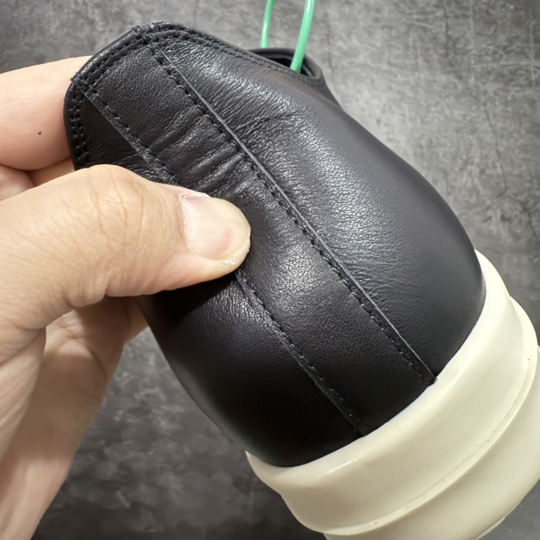 图片[2]-【莞顶渠道】RO瑞克 欧文斯Rick owens 粗绑带 进口原料牛皮 莞产超级顶货 新配色陆续上架 产品只会越做越漂亮💯 鞋头采用原版一致工艺 又翘又歪的效果目前这个技术市面上的任何版本都达不到这个效果 私模开发 细节一步到位不敢说百分百💯保证有百分之98还原 慢工出细活 好的产品不怕晚 这次的开发针对艺术家 收藏家 高品质 的人群 水染粒面小牛皮材质，和针车间距都是极致还原！ 顶级头层的小牛皮，质感无敌，奢侈品的触感！ 定制品牌logo的拉链！超大一比一规格礼盒装，重达3斤以上，外加定制欧文斯保护盒！ 配有日文、英文，双语种配件卡片！细节诠释，一件不落。 鞋盒翻盖 三标，正面+底部都一一做到！虽然增加不了实质的成本，但是打磨产品的细节，再微小也会还原！ 尺码：35 36 37 38 39 40 41 42 43 44 45 46-选品中心