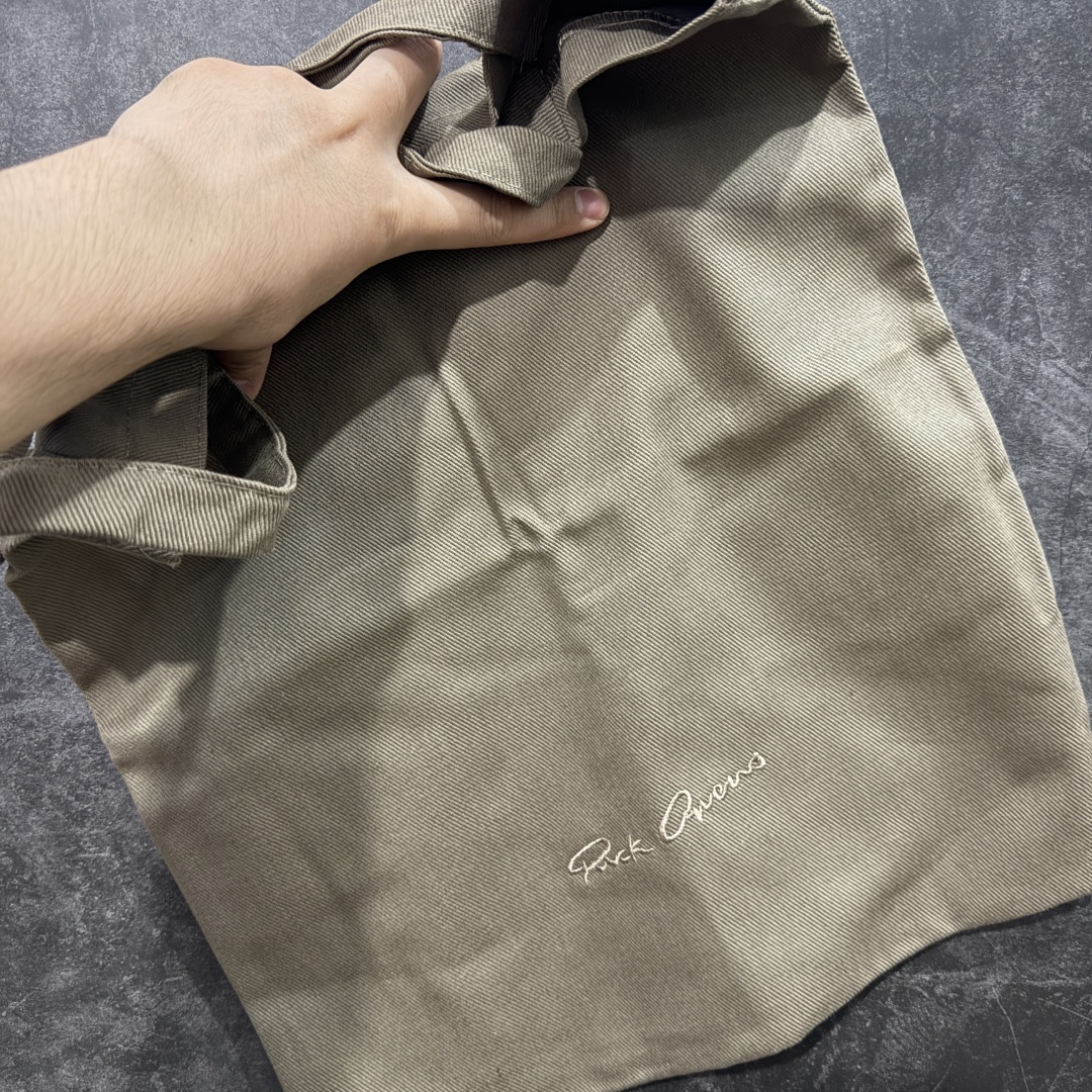 图片[9]-【莞顶渠道】RO瑞克 欧文斯Rick owens 粗绑带 进口原料牛皮 莞产超级顶货 新配色陆续上架 产品只会越做越漂亮💯 鞋头采用原版一致工艺 又翘又歪的效果目前这个技术市面上的任何版本都达不到这个效果 私模开发 细节一步到位不敢说百分百💯保证有百分之98还原 慢工出细活 好的产品不怕晚 这次的开发针对艺术家 收藏家 高品质 的人群 水染粒面小牛皮材质，和针车间距都是极致还原！ 顶级头层的小牛皮，质感无敌，奢侈品的触感！ 定制品牌logo的拉链！超大一比一规格礼盒装，重达3斤以上，外加定制欧文斯保护盒！ 配有日文、英文，双语种配件卡片！细节诠释，一件不落。 鞋盒翻盖 三标，正面+底部都一一做到！虽然增加不了实质的成本，但是打磨产品的细节，再微小也会还原！ 尺码：35 36 37 38 39 40 41 42 43 44 45 46-选品中心