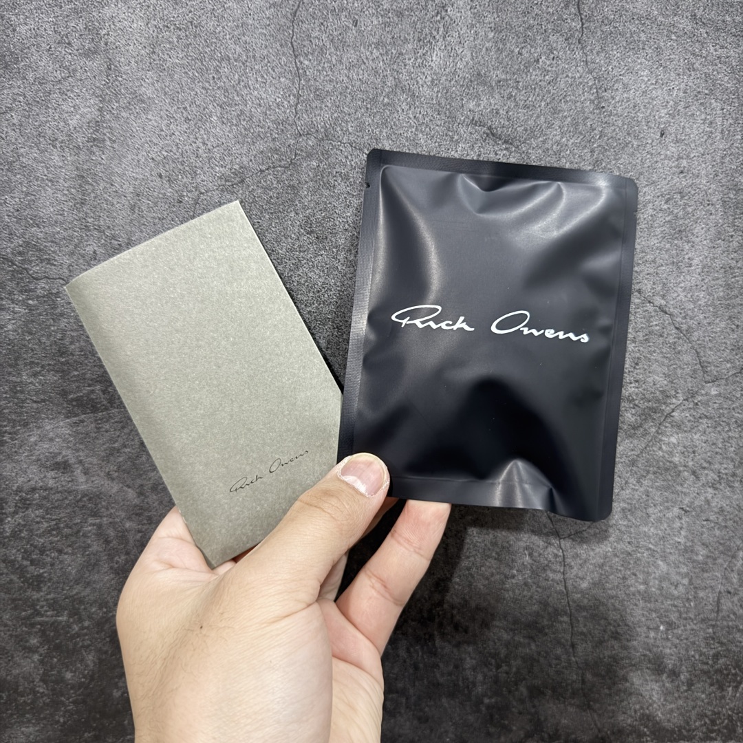 图片[8]-【莞顶渠道】RO瑞克 欧文斯Rick owens 粗绑带 进口原料牛皮 莞产超级顶货 新配色陆续上架 产品只会越做越漂亮💯 鞋头采用原版一致工艺 又翘又歪的效果目前这个技术市面上的任何版本都达不到这个效果 私模开发 细节一步到位不敢说百分百💯保证有百分之98还原 慢工出细活 好的产品不怕晚 这次的开发针对艺术家 收藏家 高品质 的人群 水染粒面小牛皮材质，和针车间距都是极致还原！ 顶级头层的小牛皮，质感无敌，奢侈品的触感！ 定制品牌logo的拉链！超大一比一规格礼盒装，重达3斤以上，外加定制欧文斯保护盒！ 配有日文、英文，双语种配件卡片！细节诠释，一件不落。 鞋盒翻盖 三标，正面+底部都一一做到！虽然增加不了实质的成本，但是打磨产品的细节，再微小也会还原！ 尺码：35 36 37 38 39 40 41 42 43 44 45 46-选品中心