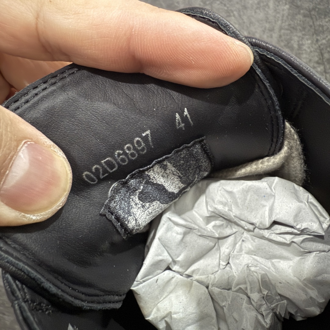 图片[5]-【莞顶渠道】RO瑞克 欧文斯Rick owens 粗绑带 进口原料牛皮 莞产超级顶货 新配色陆续上架 产品只会越做越漂亮💯 鞋头采用原版一致工艺 又翘又歪的效果目前这个技术市面上的任何版本都达不到这个效果 私模开发 细节一步到位不敢说百分百💯保证有百分之98还原 慢工出细活 好的产品不怕晚 这次的开发针对艺术家 收藏家 高品质 的人群 水染粒面小牛皮材质，和针车间距都是极致还原！ 顶级头层的小牛皮，质感无敌，奢侈品的触感！ 定制品牌logo的拉链！超大一比一规格礼盒装，重达3斤以上，外加定制欧文斯保护盒！ 配有日文、英文，双语种配件卡片！细节诠释，一件不落。 鞋盒翻盖 三标，正面+底部都一一做到！虽然增加不了实质的成本，但是打磨产品的细节，再微小也会还原！ 尺码：35 36 37 38 39 40 41 42 43 44 45 46-选品中心