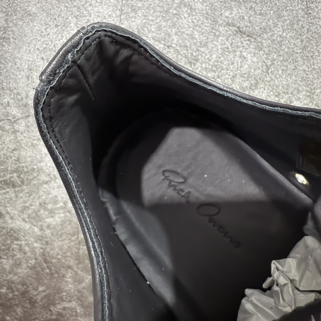 图片[6]-【莞顶渠道】RO瑞克 欧文斯Rick owens 粗绑带 进口原料牛皮 莞产超级顶货 新配色陆续上架 产品只会越做越漂亮💯 鞋头采用原版一致工艺 又翘又歪的效果目前这个技术市面上的任何版本都达不到这个效果 私模开发 细节一步到位不敢说百分百💯保证有百分之98还原 慢工出细活 好的产品不怕晚 这次的开发针对艺术家 收藏家 高品质 的人群 水染粒面小牛皮材质，和针车间距都是极致还原！ 顶级头层的小牛皮，质感无敌，奢侈品的触感！ 定制品牌logo的拉链！超大一比一规格礼盒装，重达3斤以上，外加定制欧文斯保护盒！ 配有日文、英文，双语种配件卡片！细节诠释，一件不落。 鞋盒翻盖 三标，正面+底部都一一做到！虽然增加不了实质的成本，但是打磨产品的细节，再微小也会还原！ 尺码：35 36 37 38 39 40 41 42 43 44 45 46-选品中心