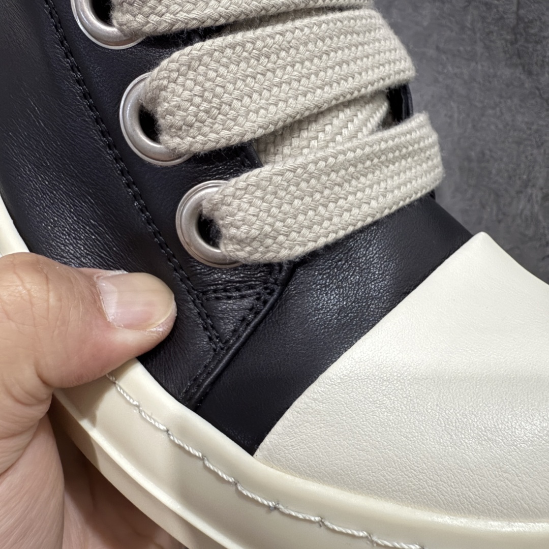 图片[4]-【莞顶渠道】RO瑞克 欧文斯Rick owens 粗绑带 进口原料牛皮 莞产超级顶货 新配色陆续上架 产品只会越做越漂亮💯 鞋头采用原版一致工艺 又翘又歪的效果目前这个技术市面上的任何版本都达不到这个效果 私模开发 细节一步到位不敢说百分百💯保证有百分之98还原 慢工出细活 好的产品不怕晚 这次的开发针对艺术家 收藏家 高品质 的人群 水染粒面小牛皮材质，和针车间距都是极致还原！ 顶级头层的小牛皮，质感无敌，奢侈品的触感！ 定制品牌logo的拉链！超大一比一规格礼盒装，重达3斤以上，外加定制欧文斯保护盒！ 配有日文、英文，双语种配件卡片！细节诠释，一件不落。 鞋盒翻盖 三标，正面+底部都一一做到！虽然增加不了实质的成本，但是打磨产品的细节，再微小也会还原！ 尺码：35 36 37 38 39 40 41 42 43 44 45 46-选品中心