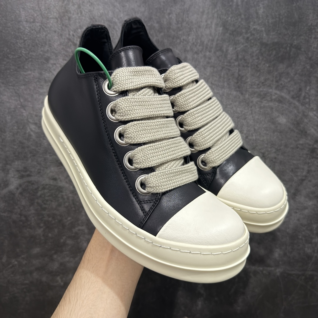 【莞顶渠道】RO瑞克 欧文斯Rick owens 粗绑带 进口原料牛皮 莞产超级顶货 新配色陆续上架 产品只会越做越漂亮💯 鞋头采用原版一致工艺 又翘又歪的效果目前这个技术市面上的任何版本都达不到这个效果 私模开发 细节一步到位不敢说百分百💯保证有百分之98还原 慢工出细活 好的产品不怕晚 这次的开发针对艺术家 收藏家 高品质 的人群 水染粒面小牛皮材质,和针车间距都是极致还原! 顶级头层的小牛皮,质感无敌,奢侈品的触感! 定制品牌logo的拉链!超大一比一规格礼盒装,重达3斤以上,外加定制欧文斯保护盒! 配有日文、英文,双语种配件卡片!细节诠释,一件不落。 鞋盒翻盖 三标,正面+底部都一一做到!虽然增加不了实质的成本,但是打磨产品的细节,再微小也会还原! 尺码:35 36 37 38 39 40 41 42 43 44 45 46-选品中心